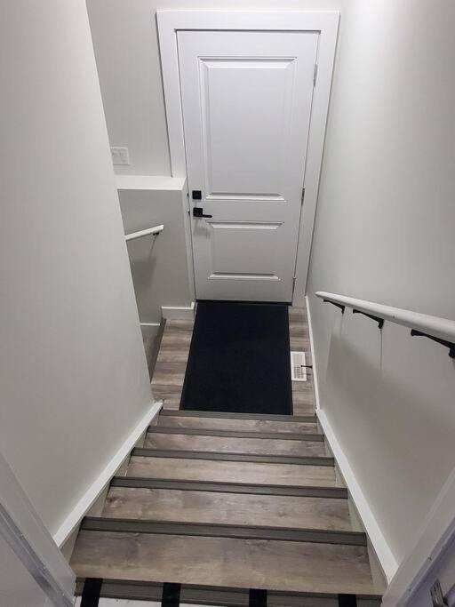 Charming 2-Bedroom Basement Oasis Sleeps 5,Size-150sqm, Netflix, family friendly