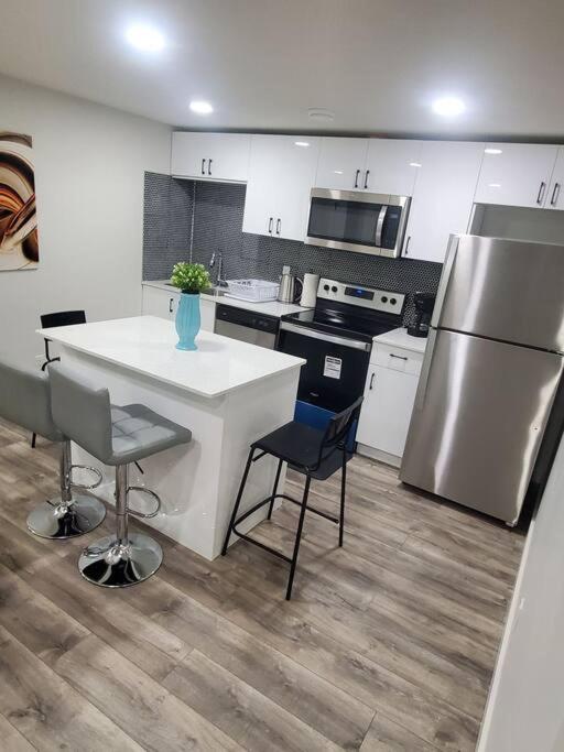 Charming 2-Bedroom Basement Oasis Sleeps 5,Size-150sqm, Netflix, family friendly