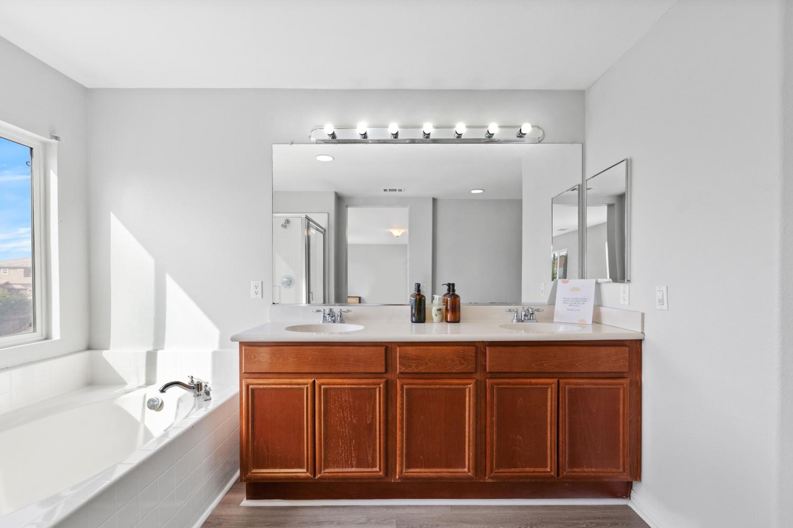 A 5-Bedroom Home in Victorville view 3
