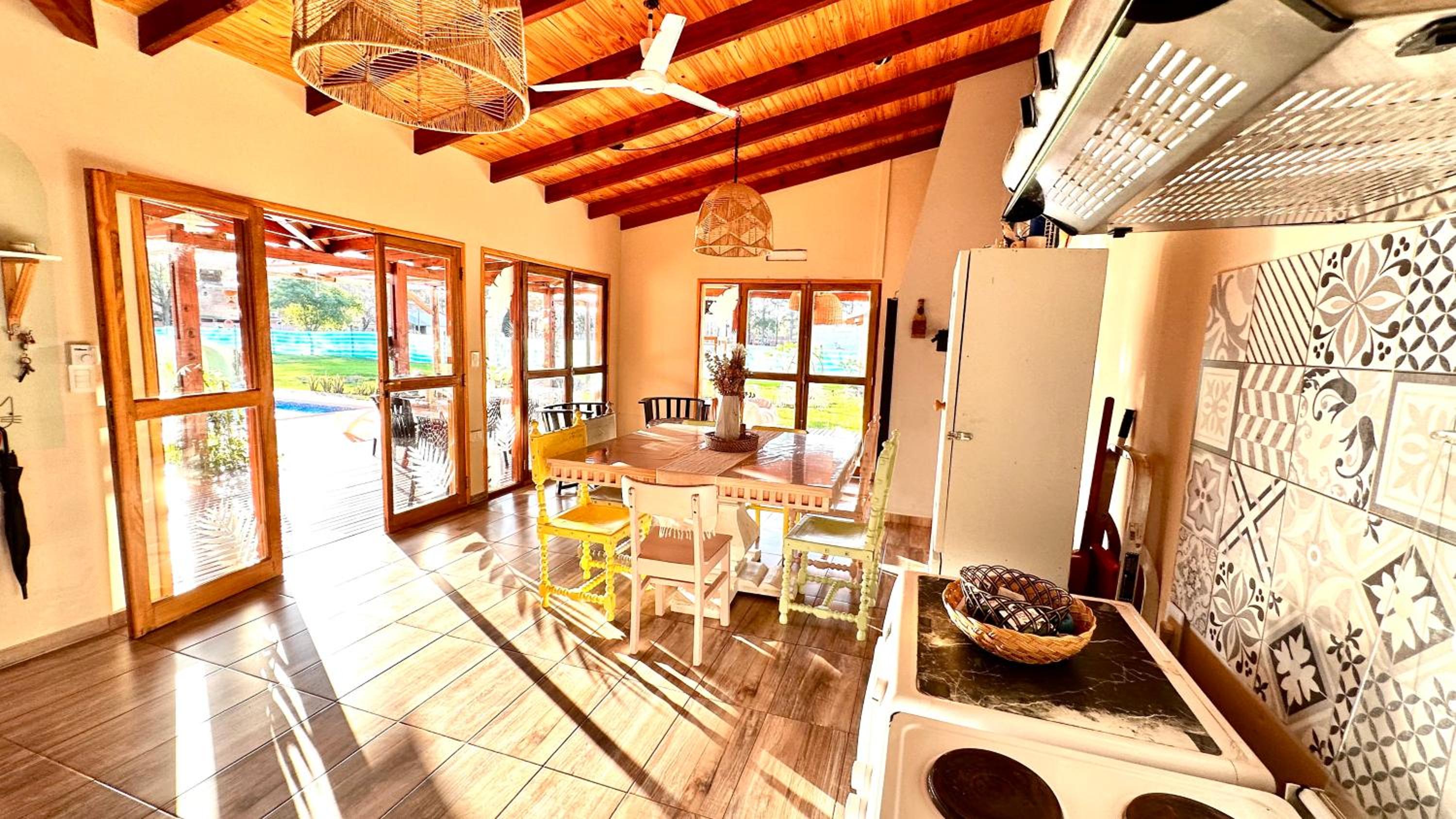 Casa completa con pileta privada y patio