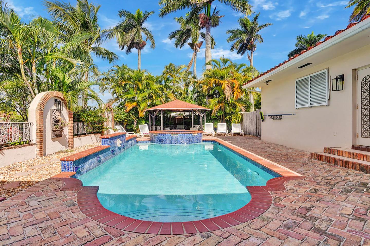 Magnificent Villa by Lake near Hollywood Beach view 2