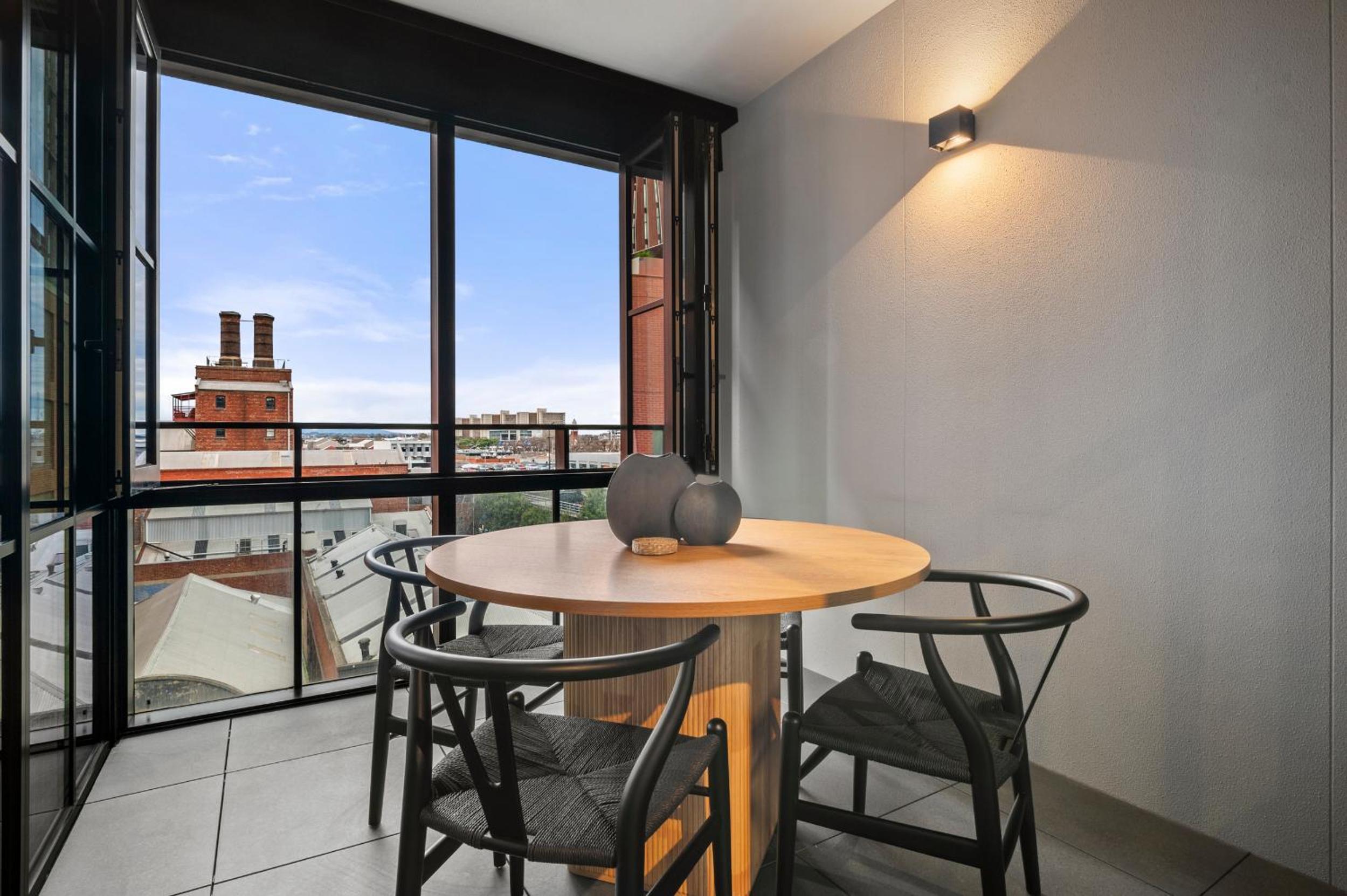 Hotel Modern, Luxury Oasis