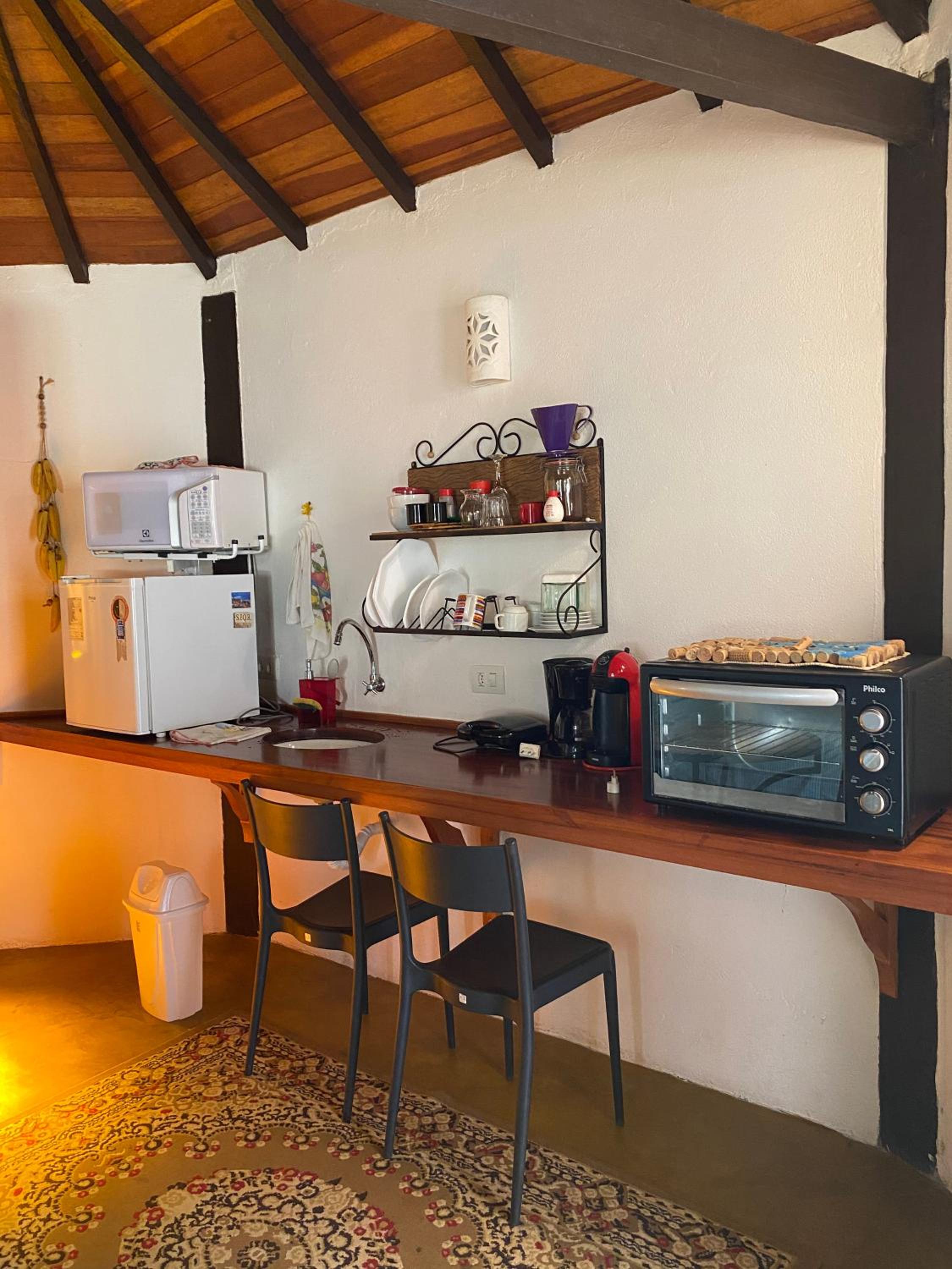 Espaço arborizado com Casa e Chalé em bairro nobre de Monte Verde