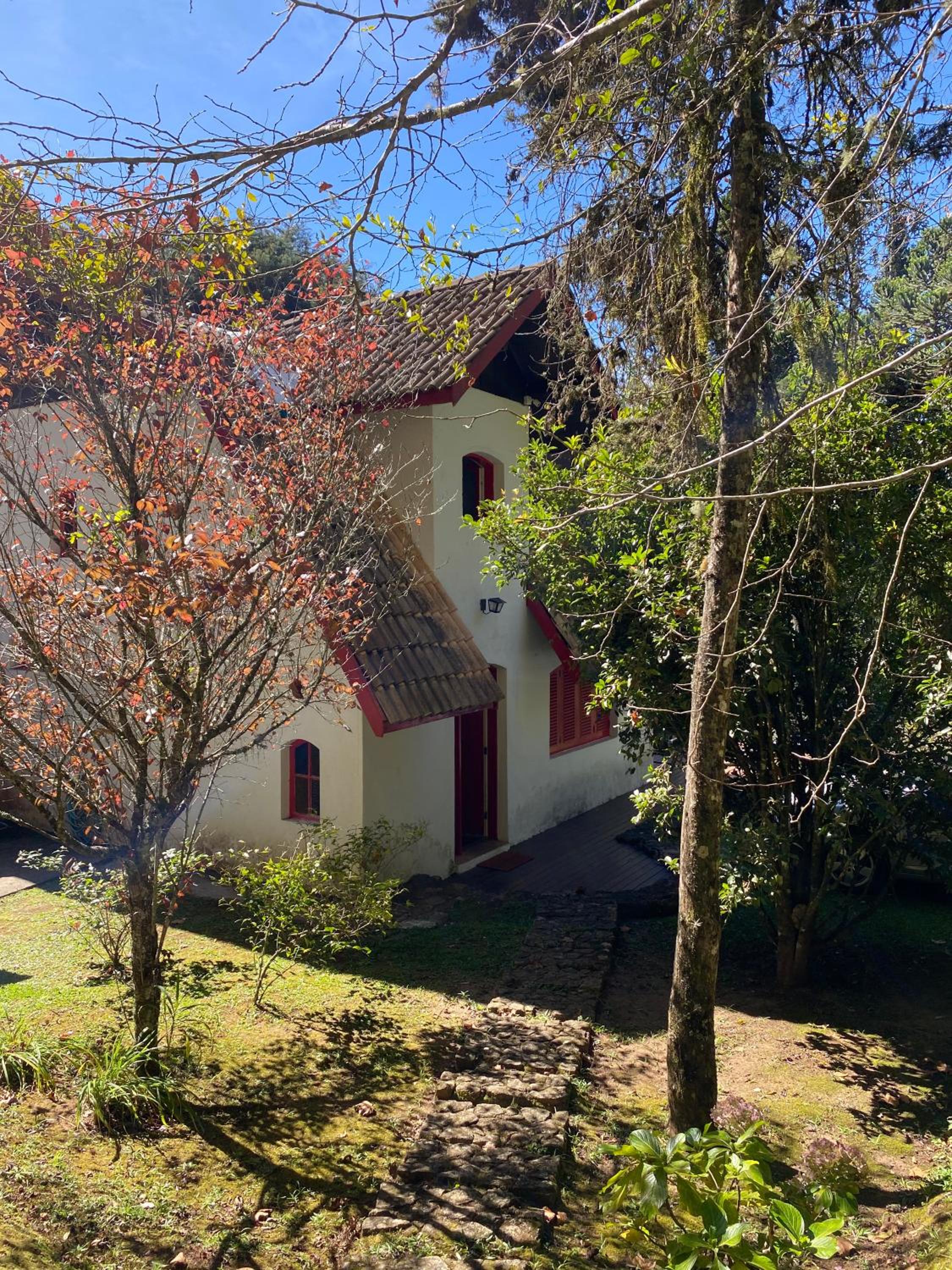 Espaço arborizado com Casa e Chalé em bairro nobre de Monte Verde