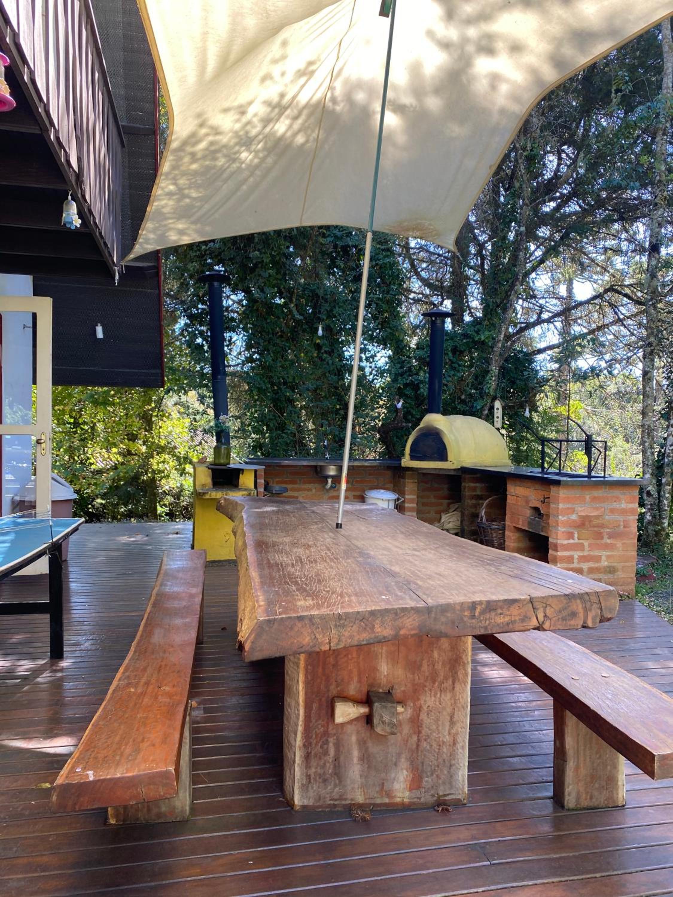 Espaço arborizado com Casa e Chalé em bairro nobre de Monte Verde