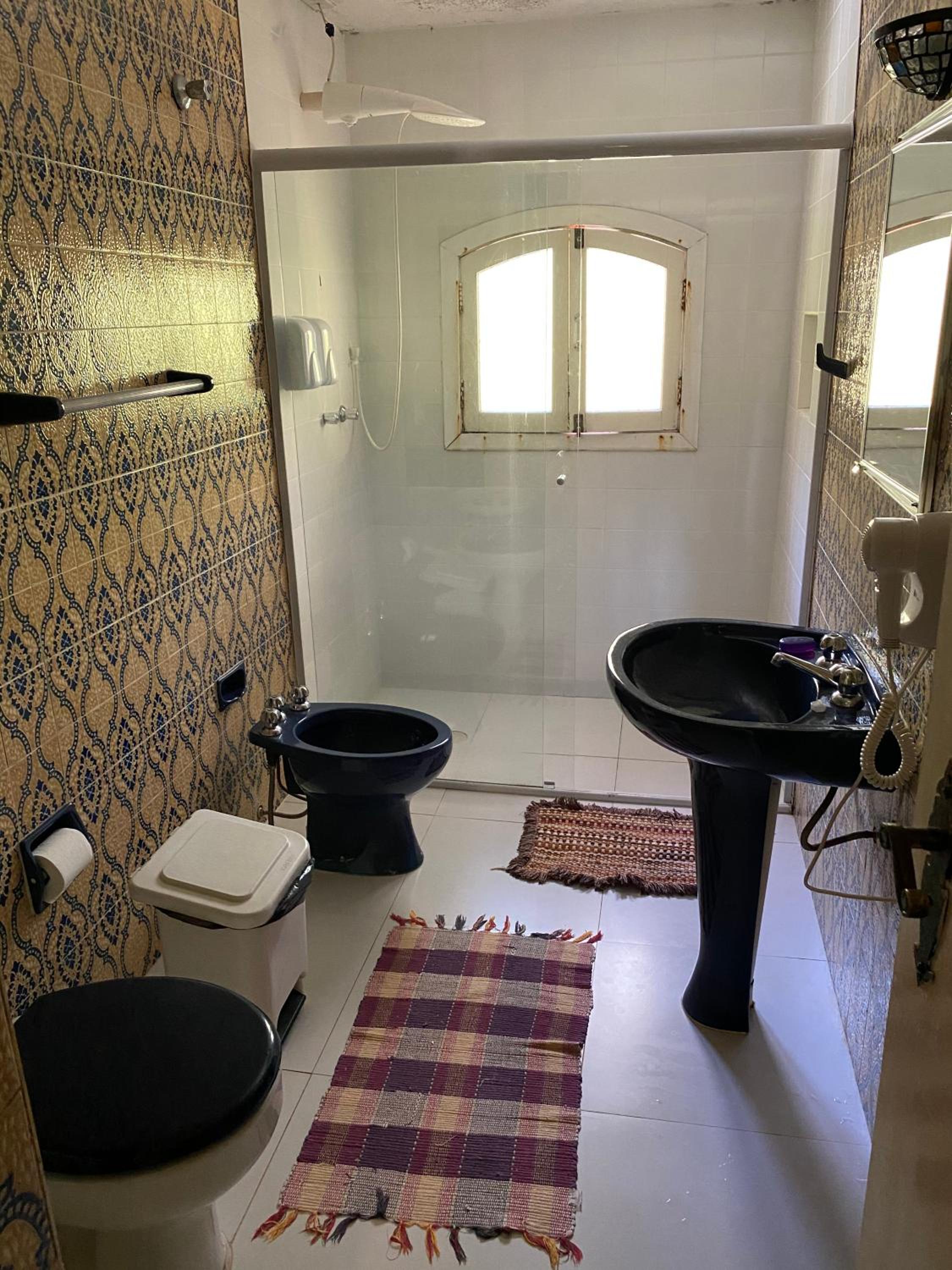 Espaço arborizado com Casa e Chalé em bairro nobre de Monte Verde
