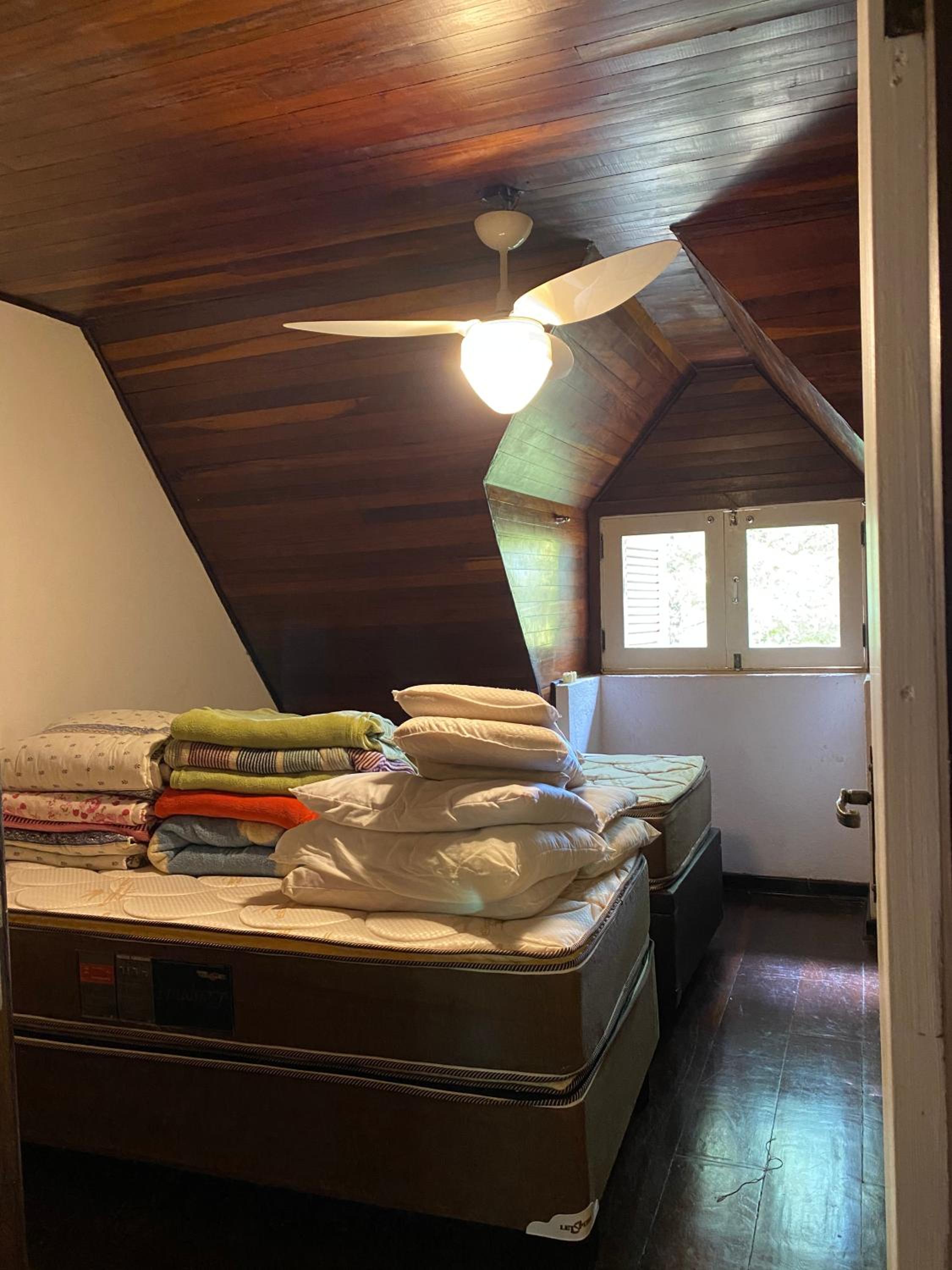 Espaço arborizado com Casa e Chalé em bairro nobre de Monte Verde