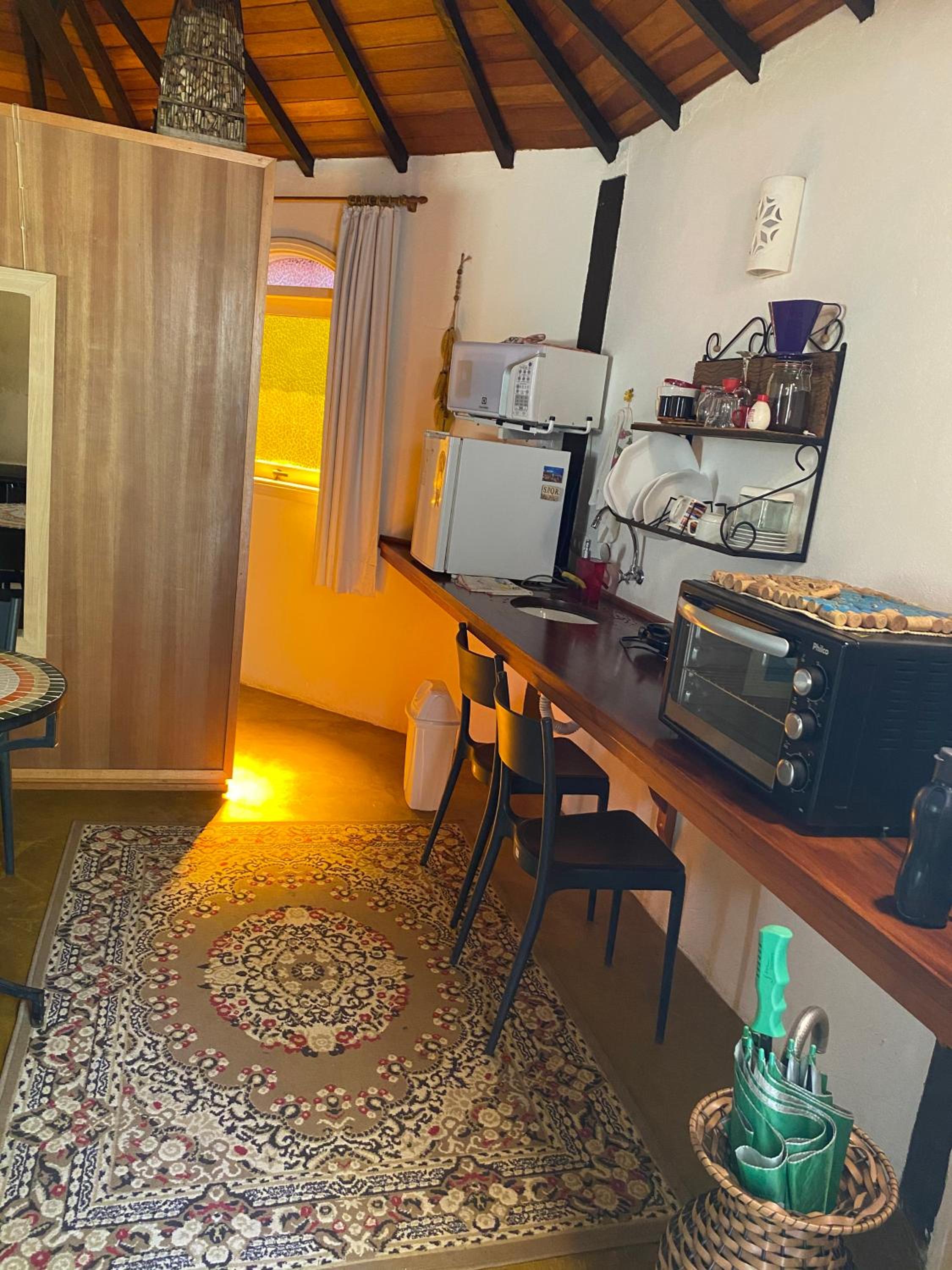 Espaço arborizado com Casa e Chalé em bairro nobre de Monte Verde