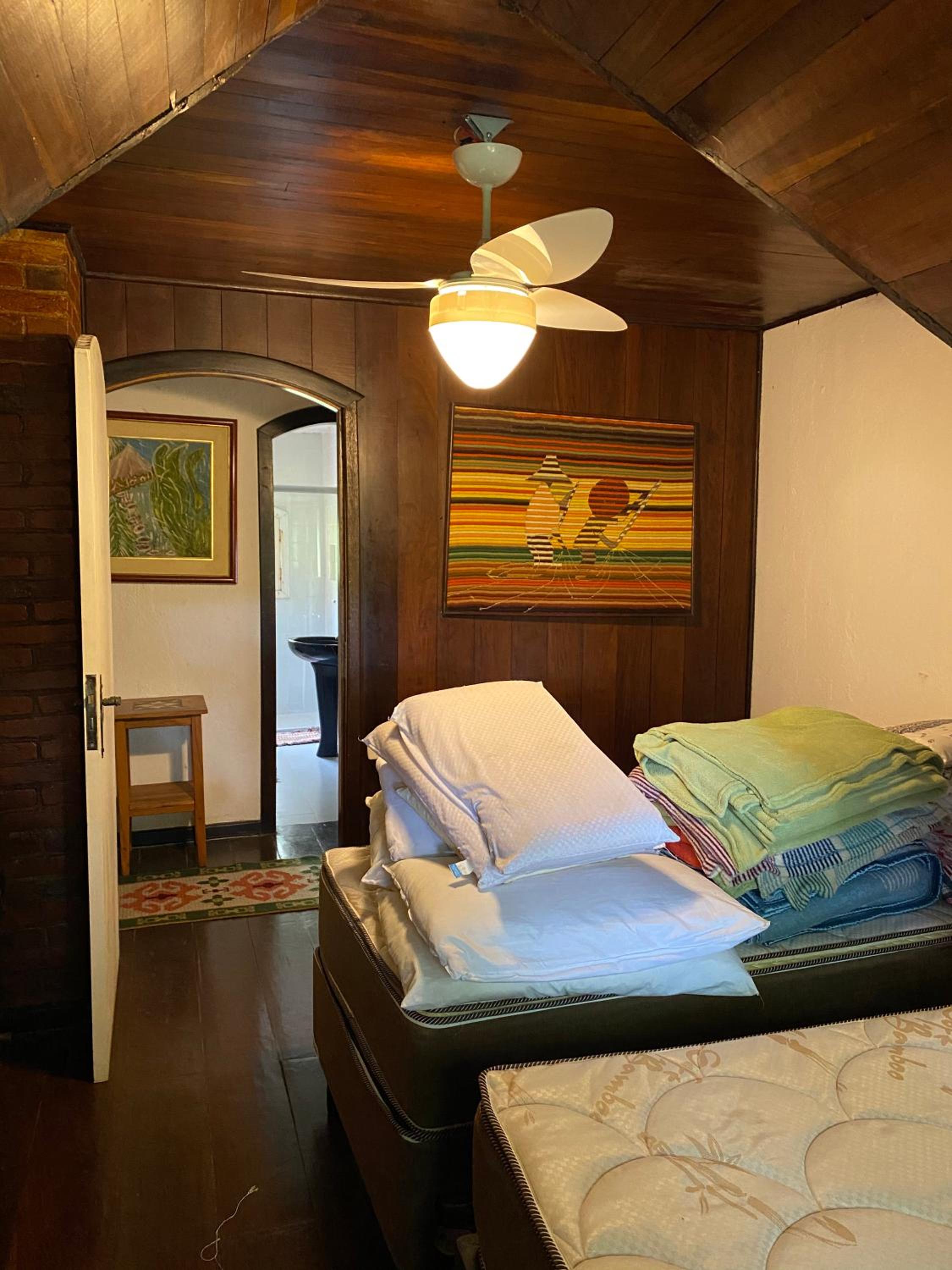 Espaço arborizado com Casa e Chalé em bairro nobre de Monte Verde