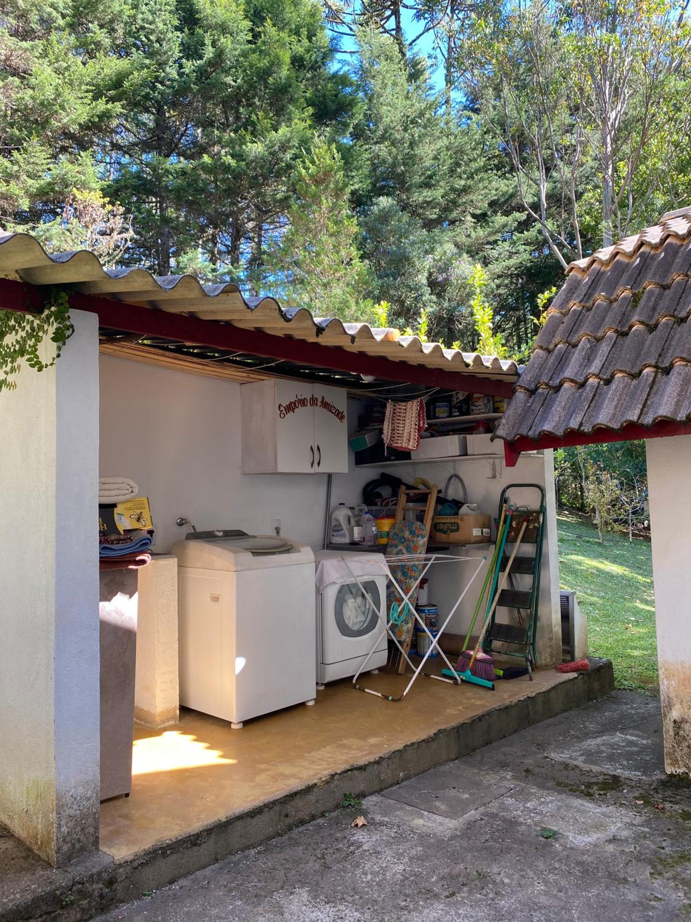 Espaço arborizado com Casa e Chalé em bairro nobre de Monte Verde