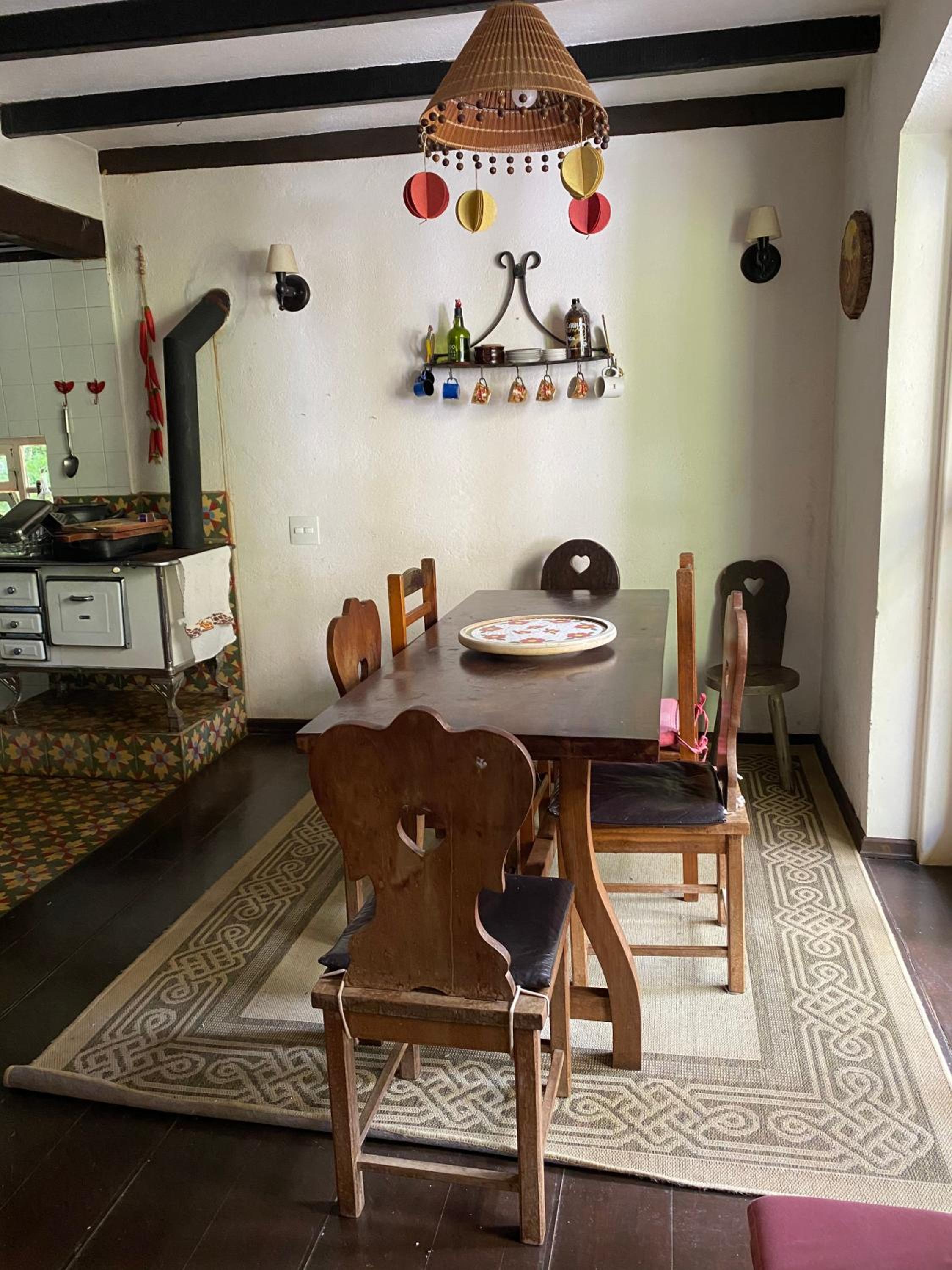 Espaço arborizado com Casa e Chalé em bairro nobre de Monte Verde