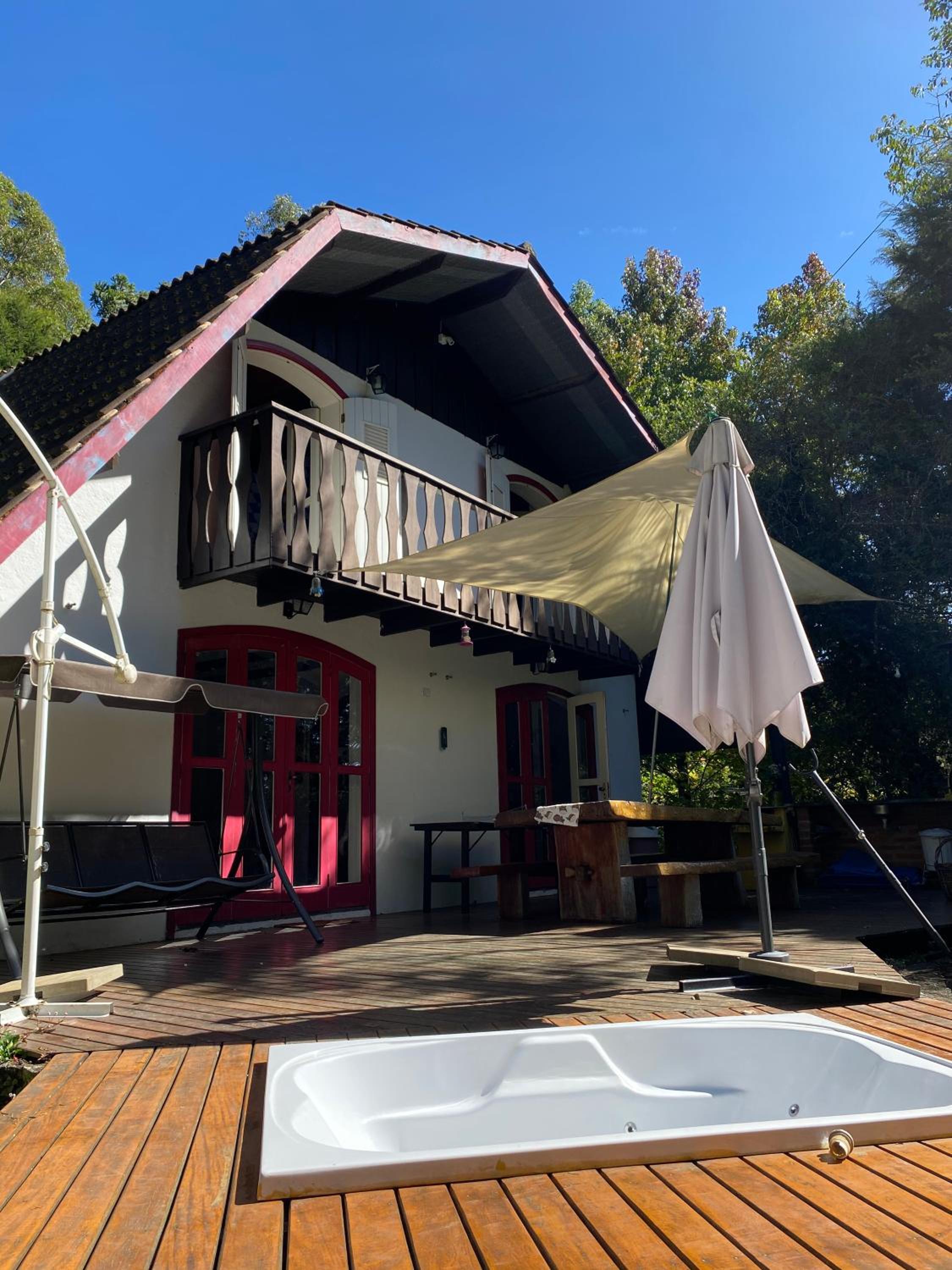 Espaço arborizado com Casa e Chalé em bairro nobre de Monte Verde