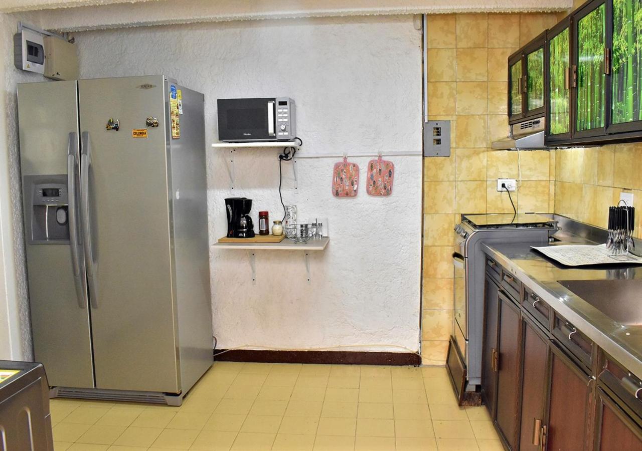 Casangel Hogar Familiar en Sector Exclusivo cerca al Aeropuerto Local frente al Poblado