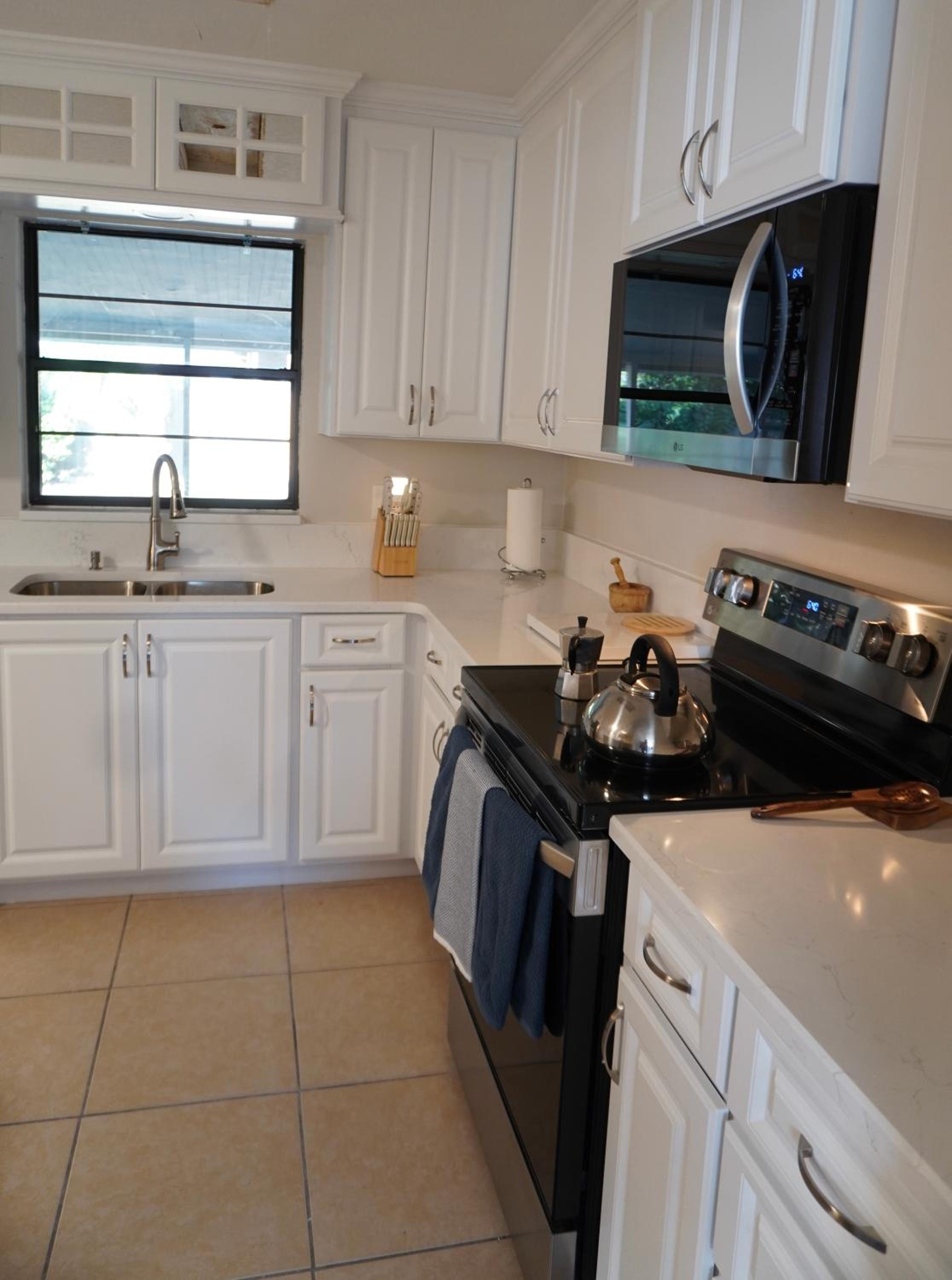 Cozy Stay Ocala, King Bed, Fenced yard, WIFI, Near WEC & Historic Downtown, Dogs Ok view 4