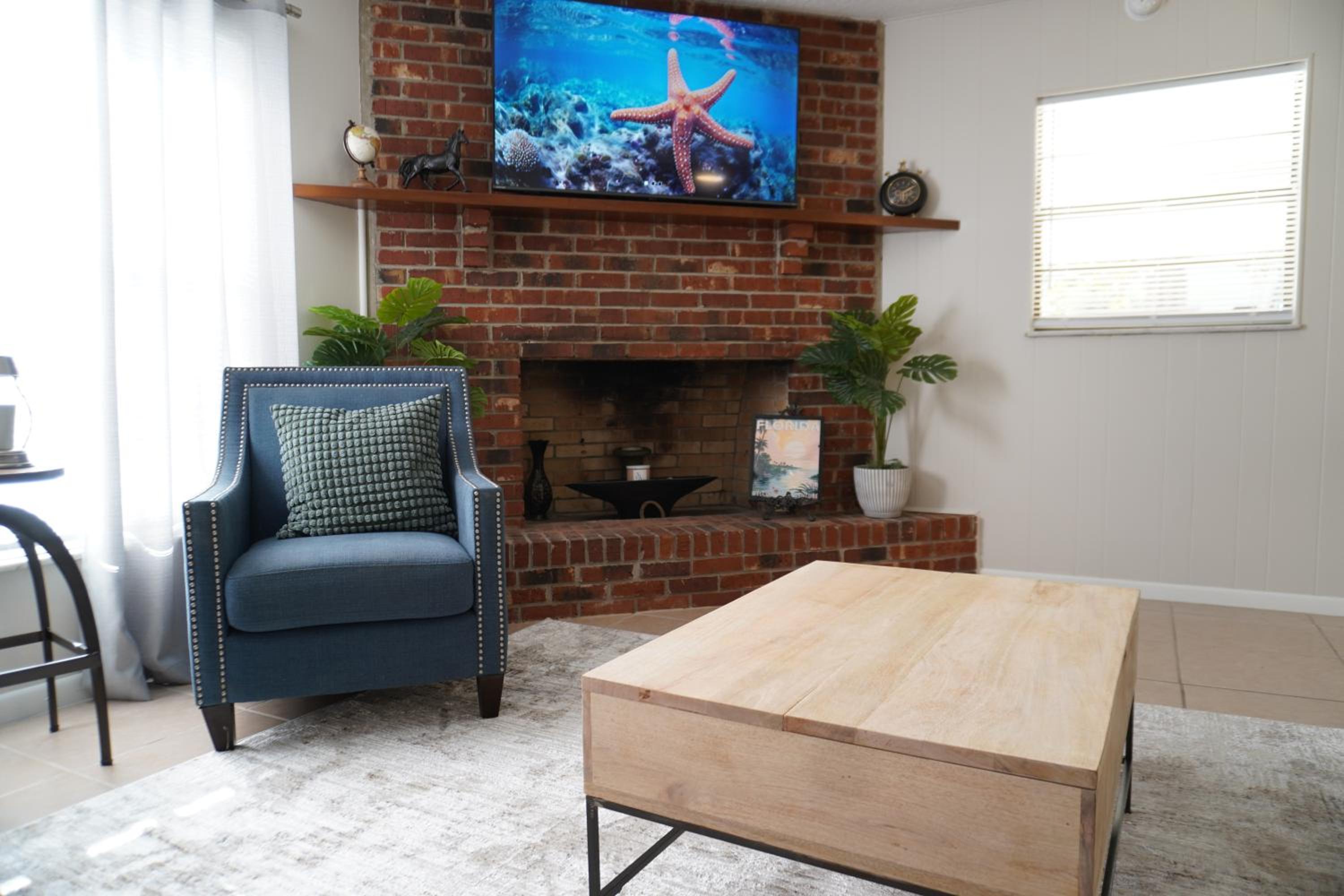 Cozy Stay Ocala, King Bed, Fenced yard, WIFI, Near WEC & Historic Downtown, Dogs Ok view 5