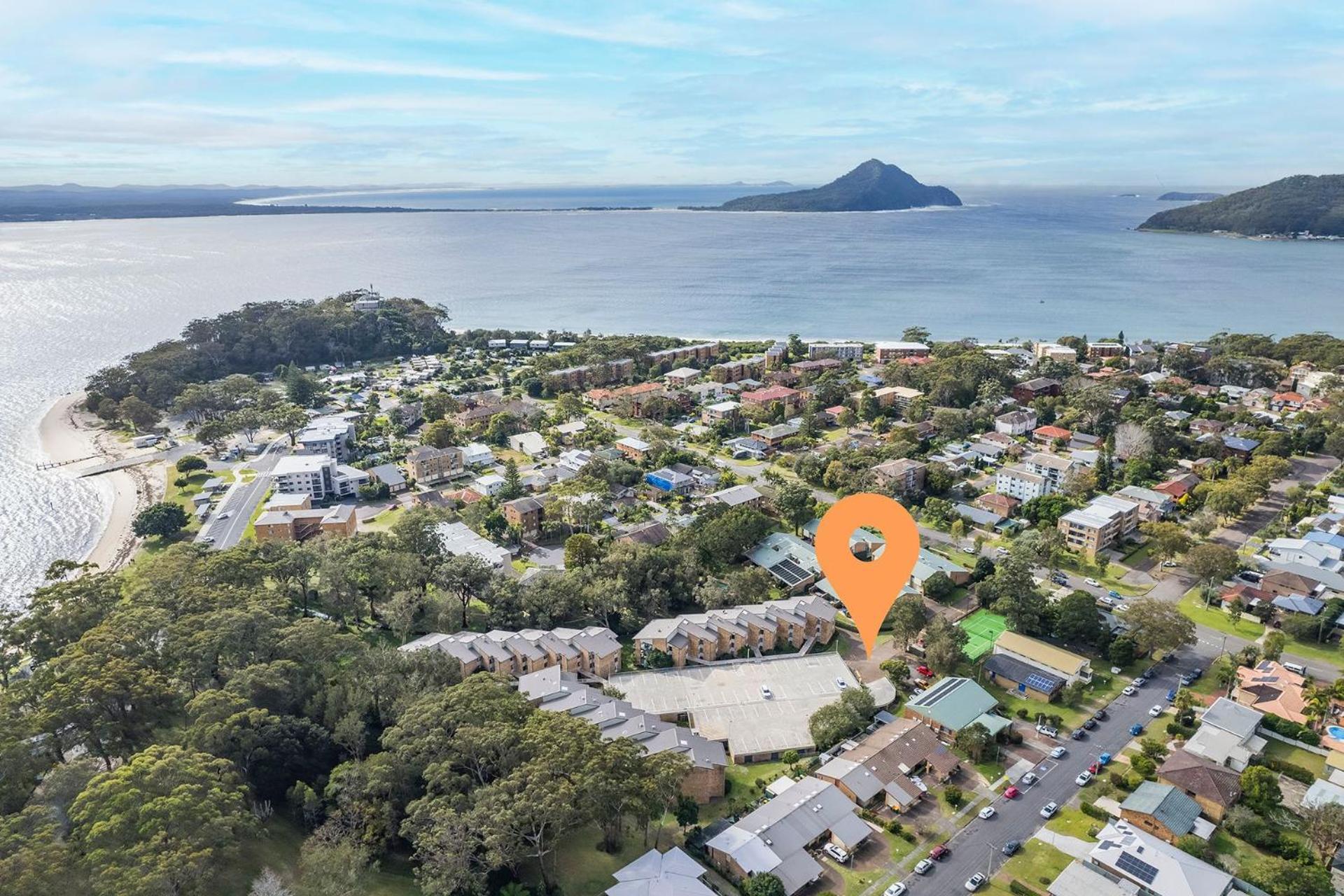 Hotel Bay Parklands 39 2 Gowrie Ave close to waters edge - Image 1