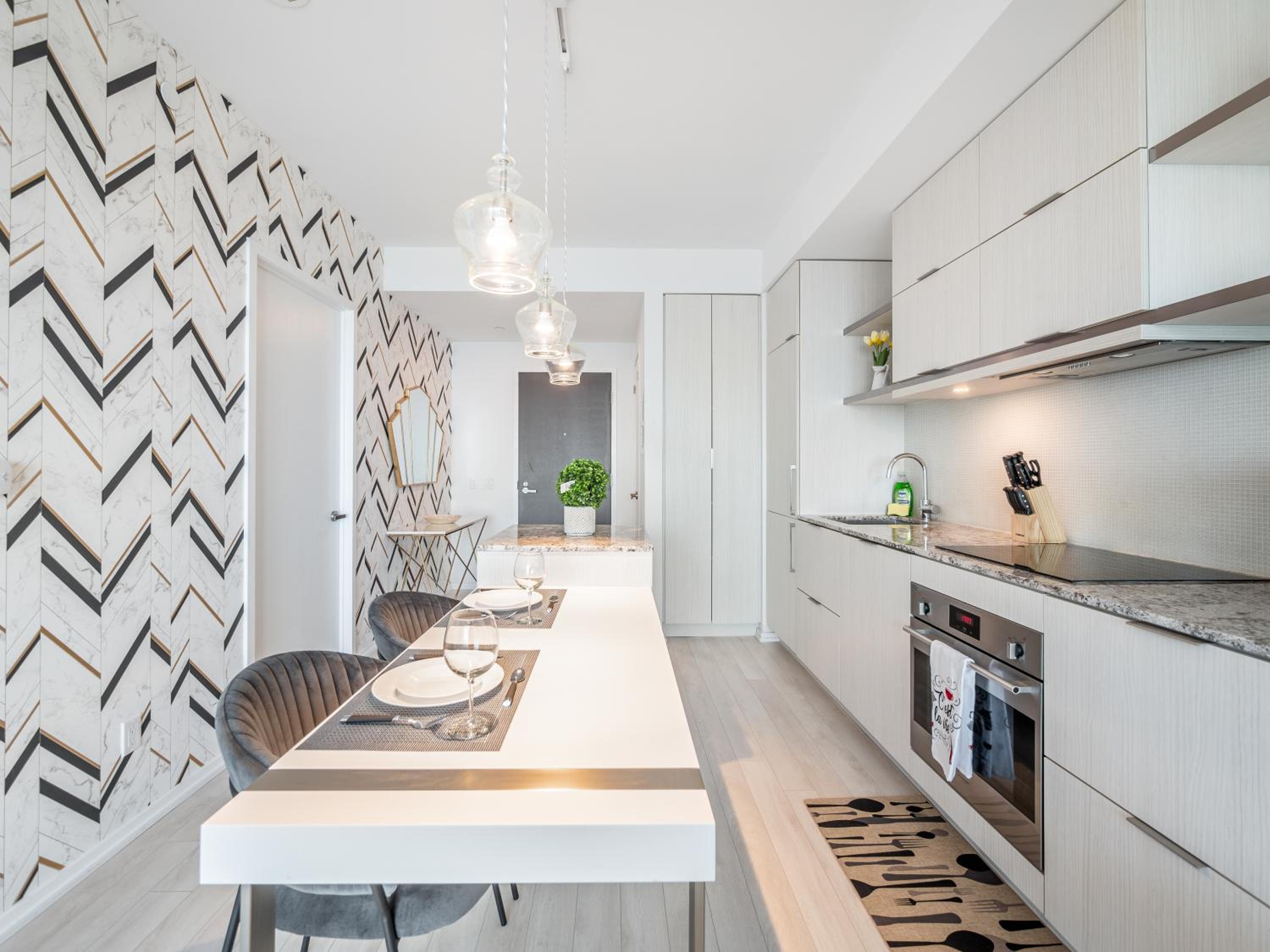 Designer 1BR Suite with CN Tower, Skyline view
