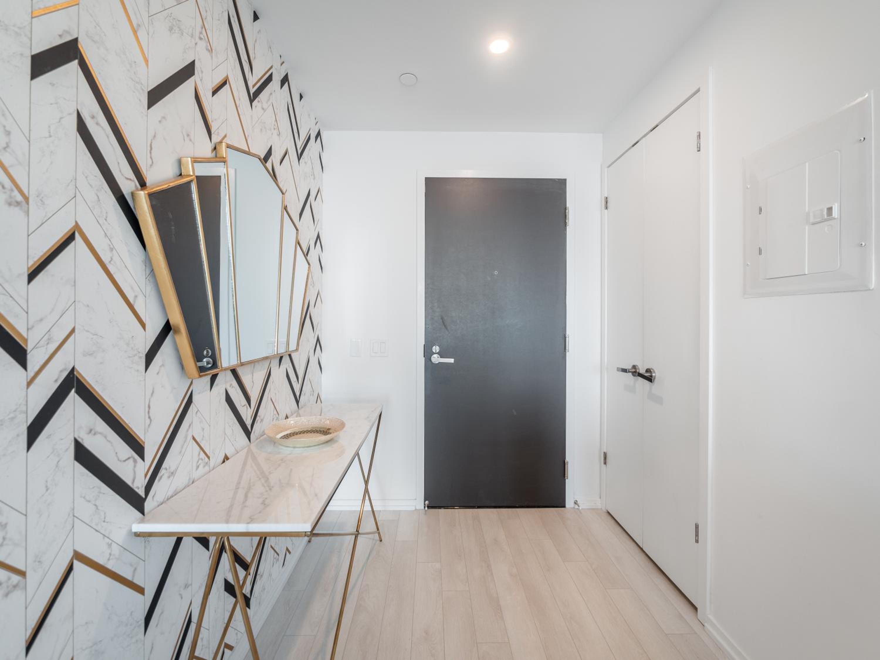 Designer 1BR Suite with CN Tower, Skyline view