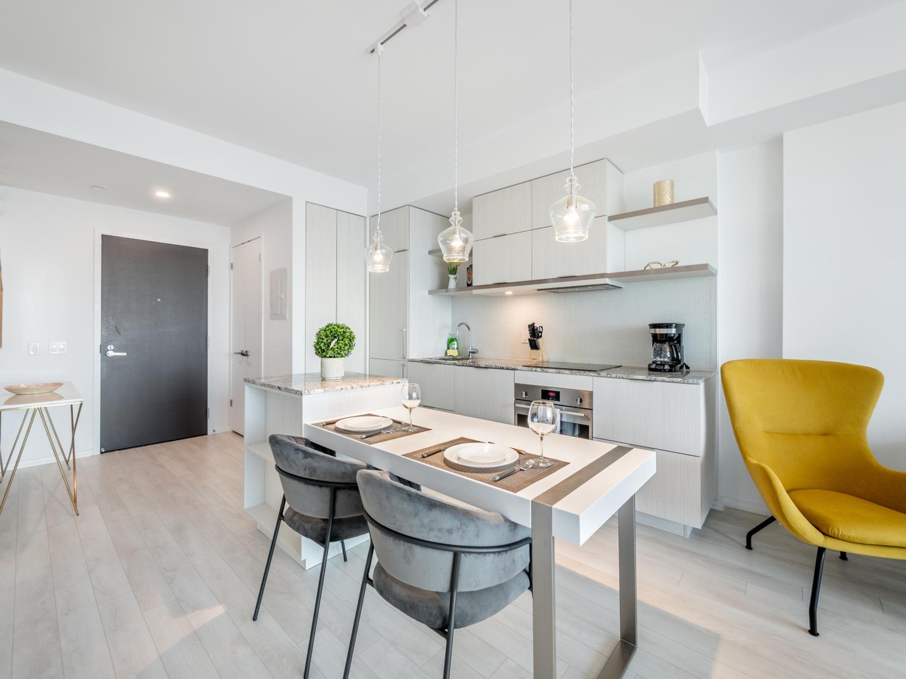 Designer 1BR Suite with CN Tower, Skyline view