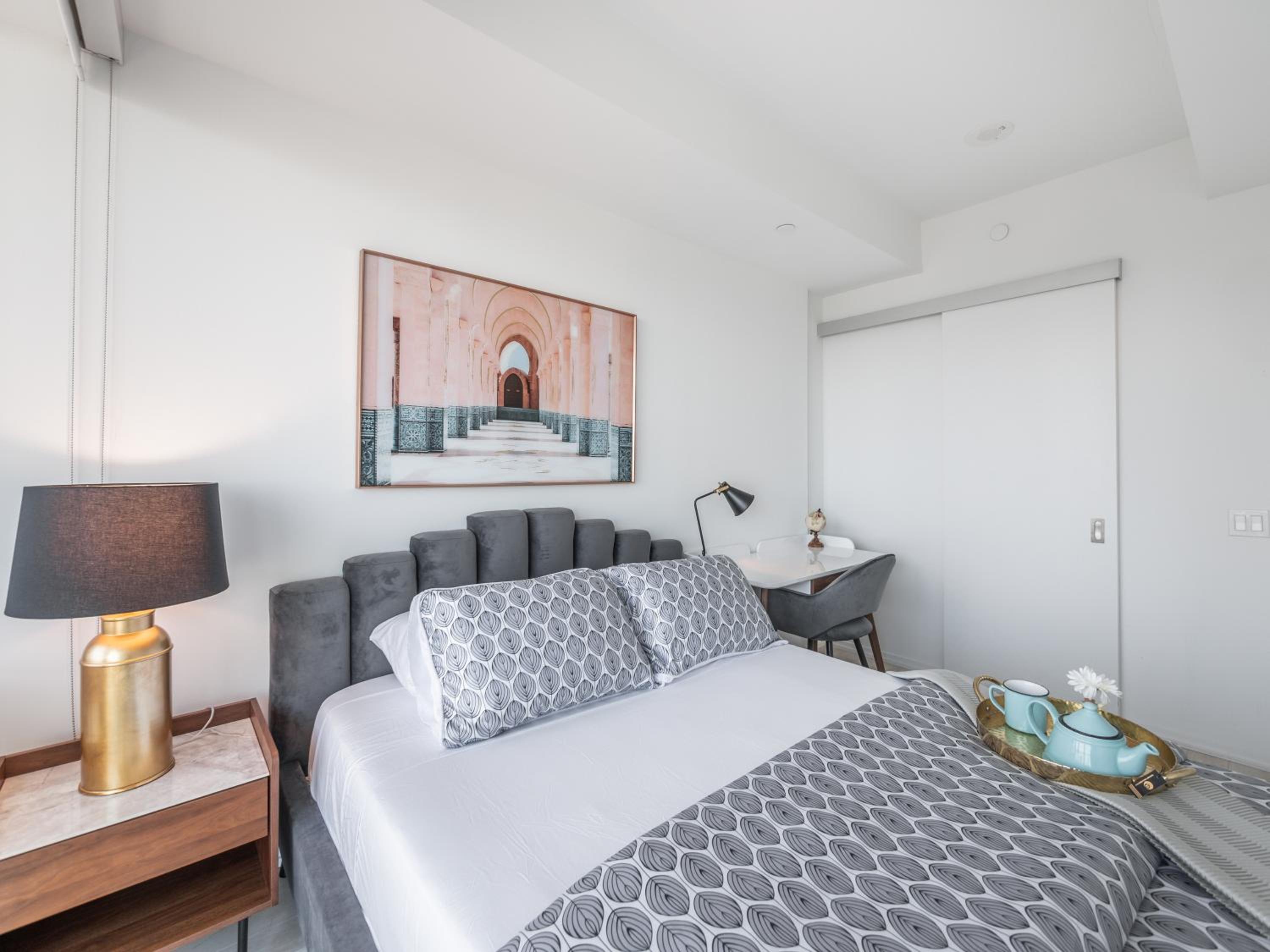 Designer 1BR Suite with CN Tower, Skyline view