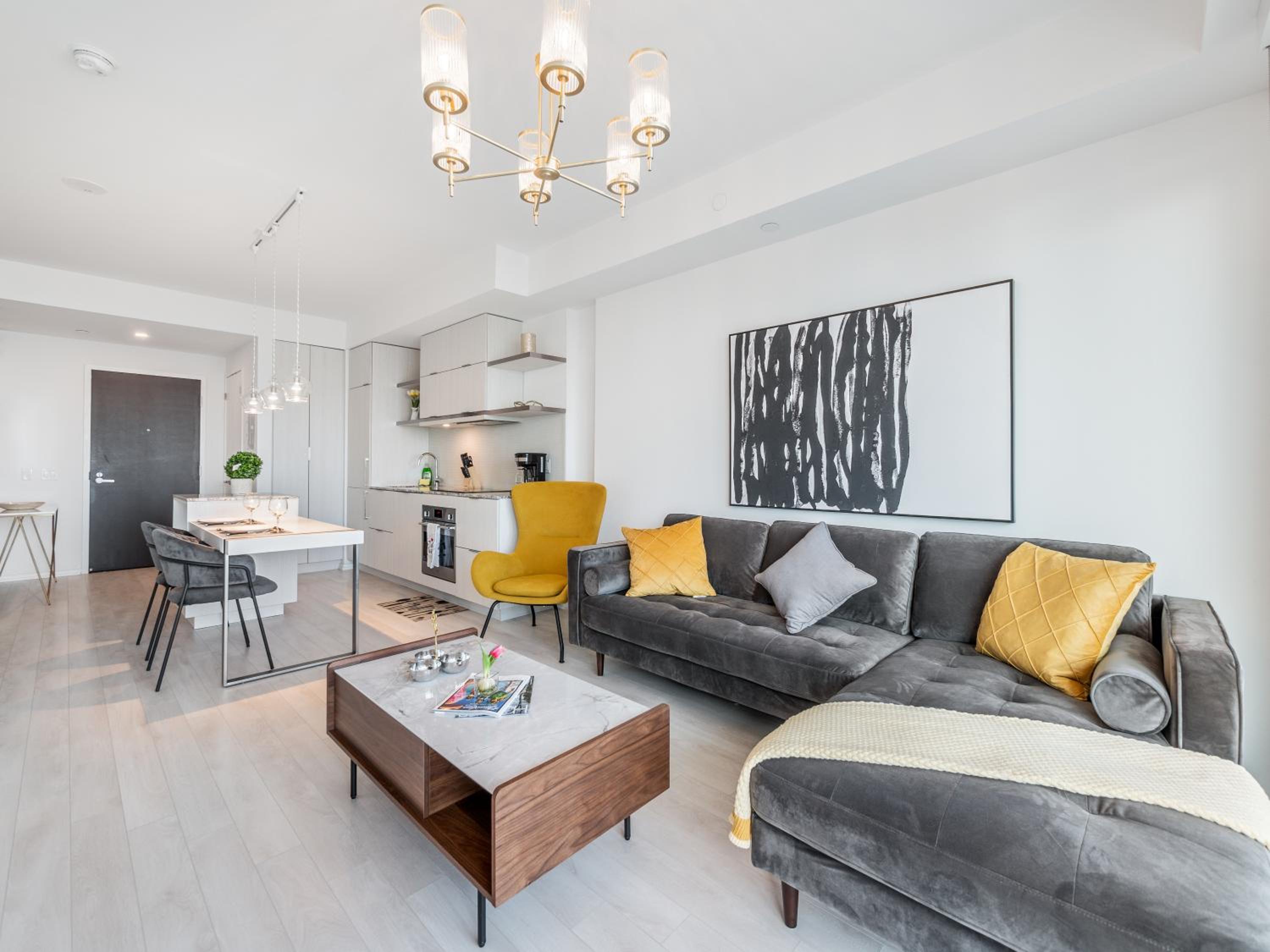 Designer 1BR Suite with CN Tower, Skyline view