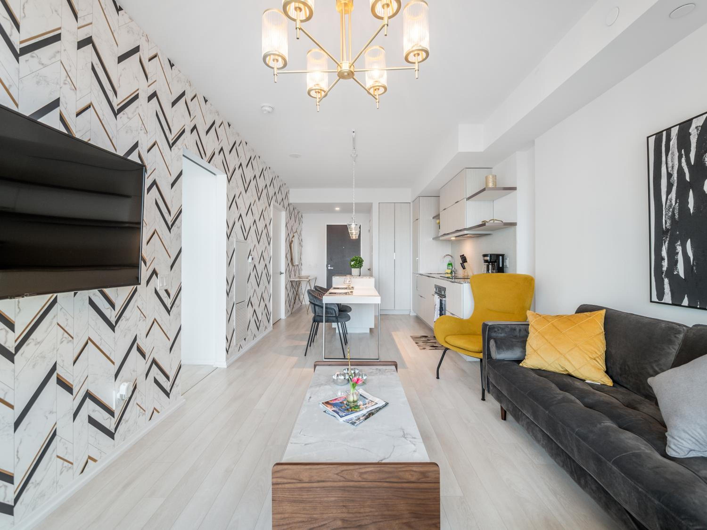 Designer 1BR Suite with CN Tower, Skyline view