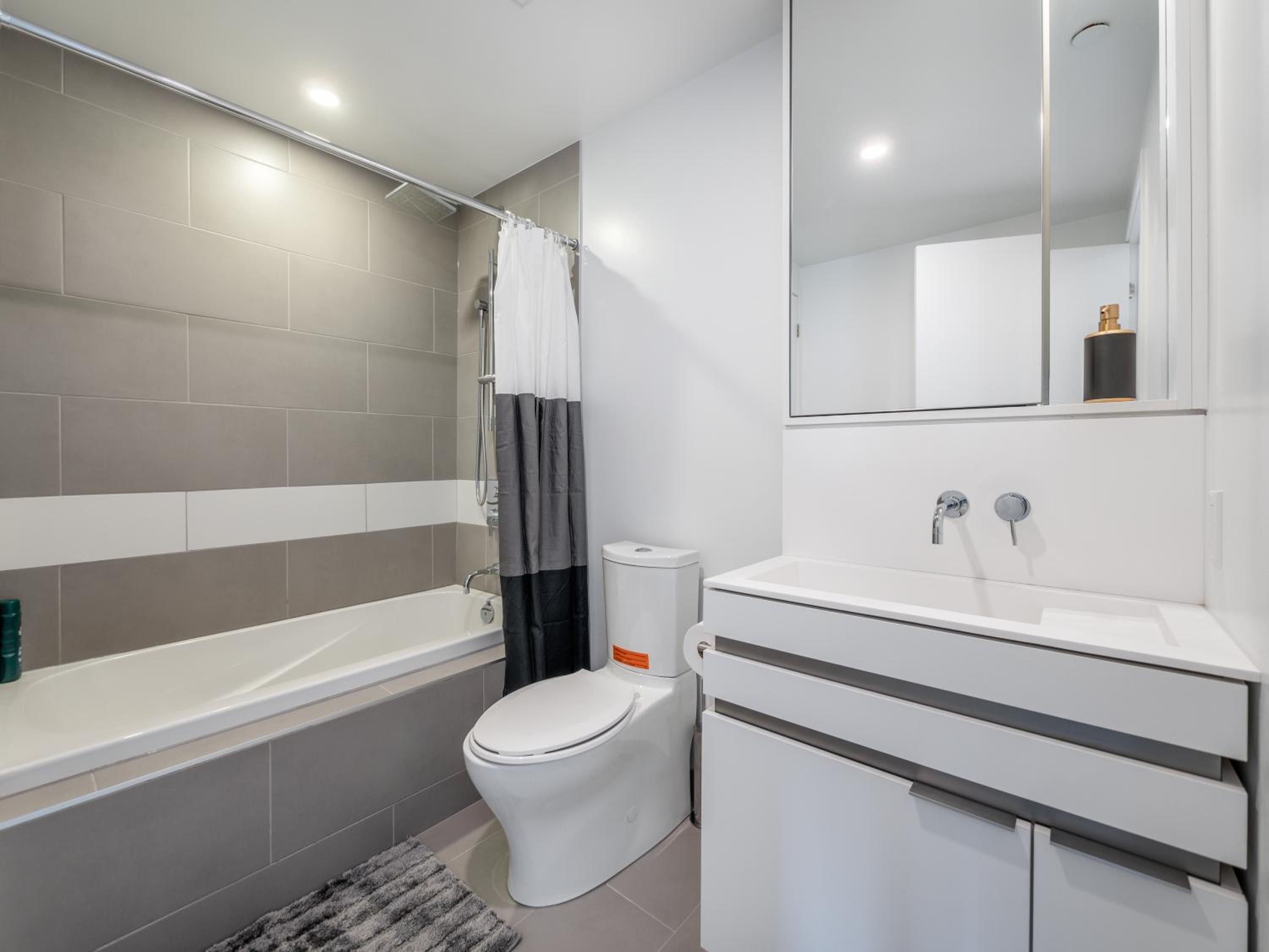Designer 1BR Suite with CN Tower, Skyline view