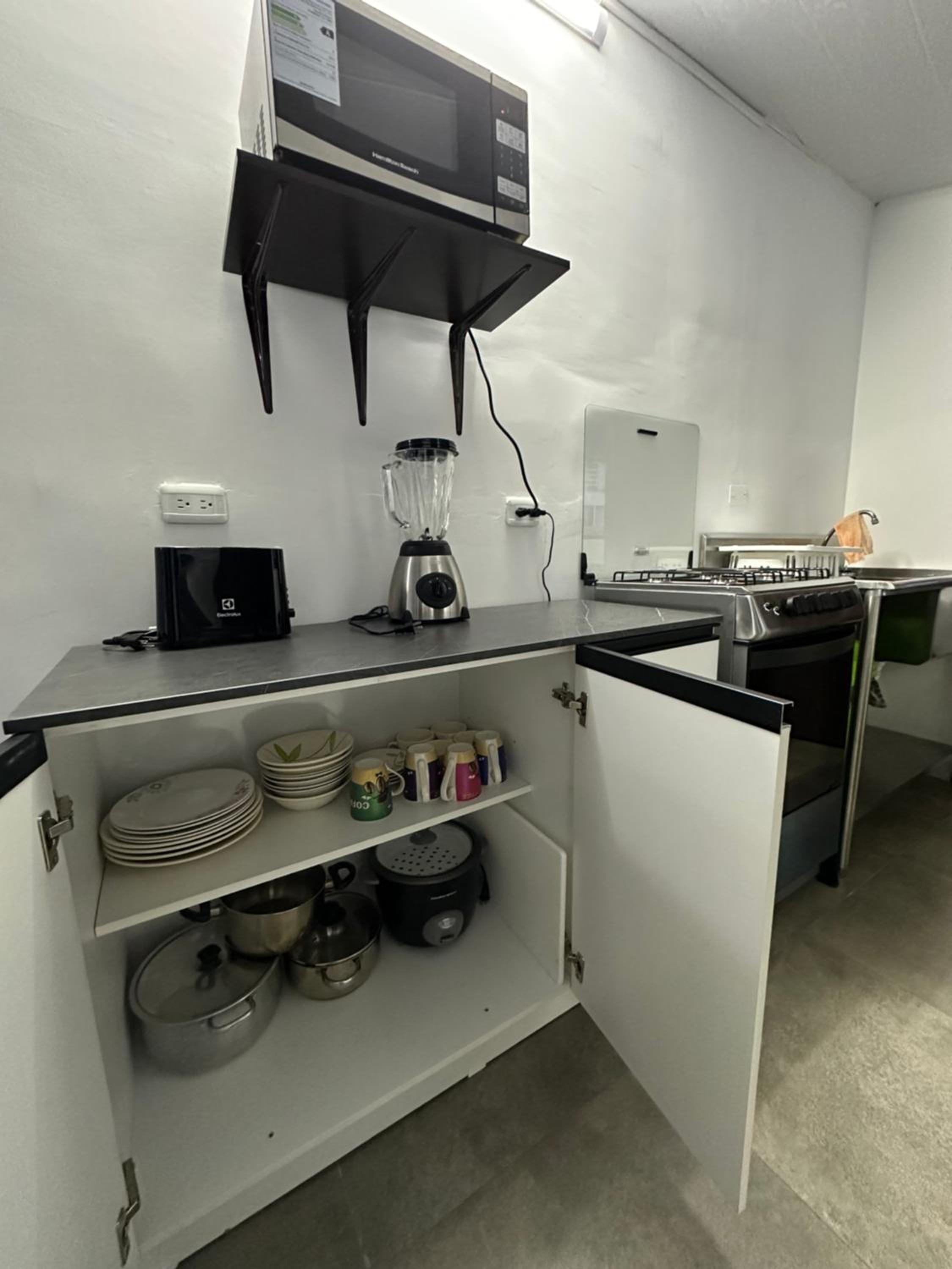 Baños de Agua Santa cocina con horno y todo para cocinar y servir view 5