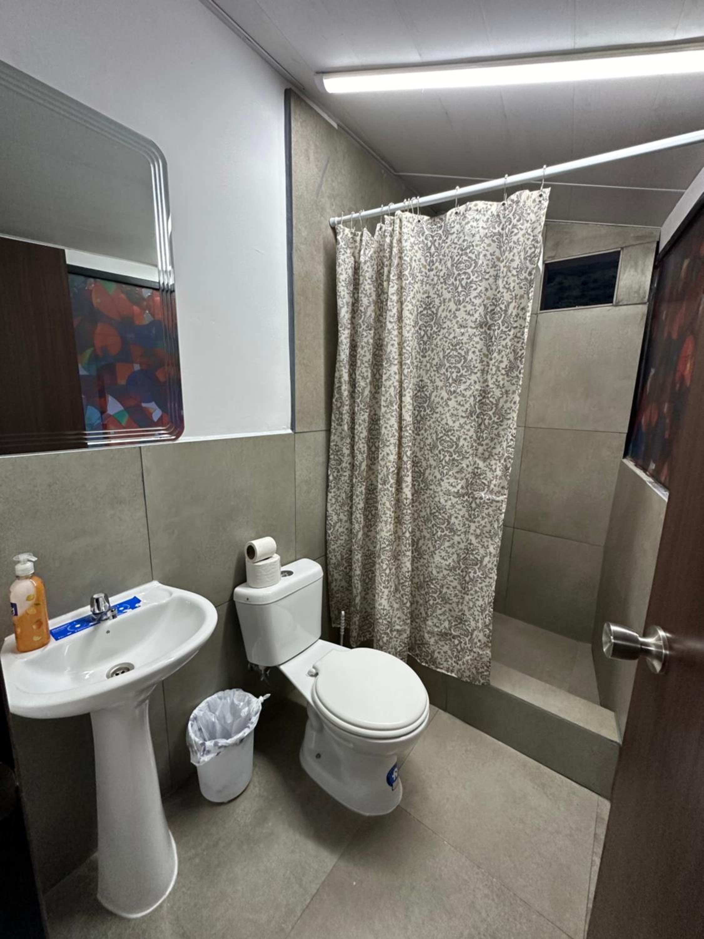Baños de Agua Santa cocina con horno y todo para cocinar y servir view 3