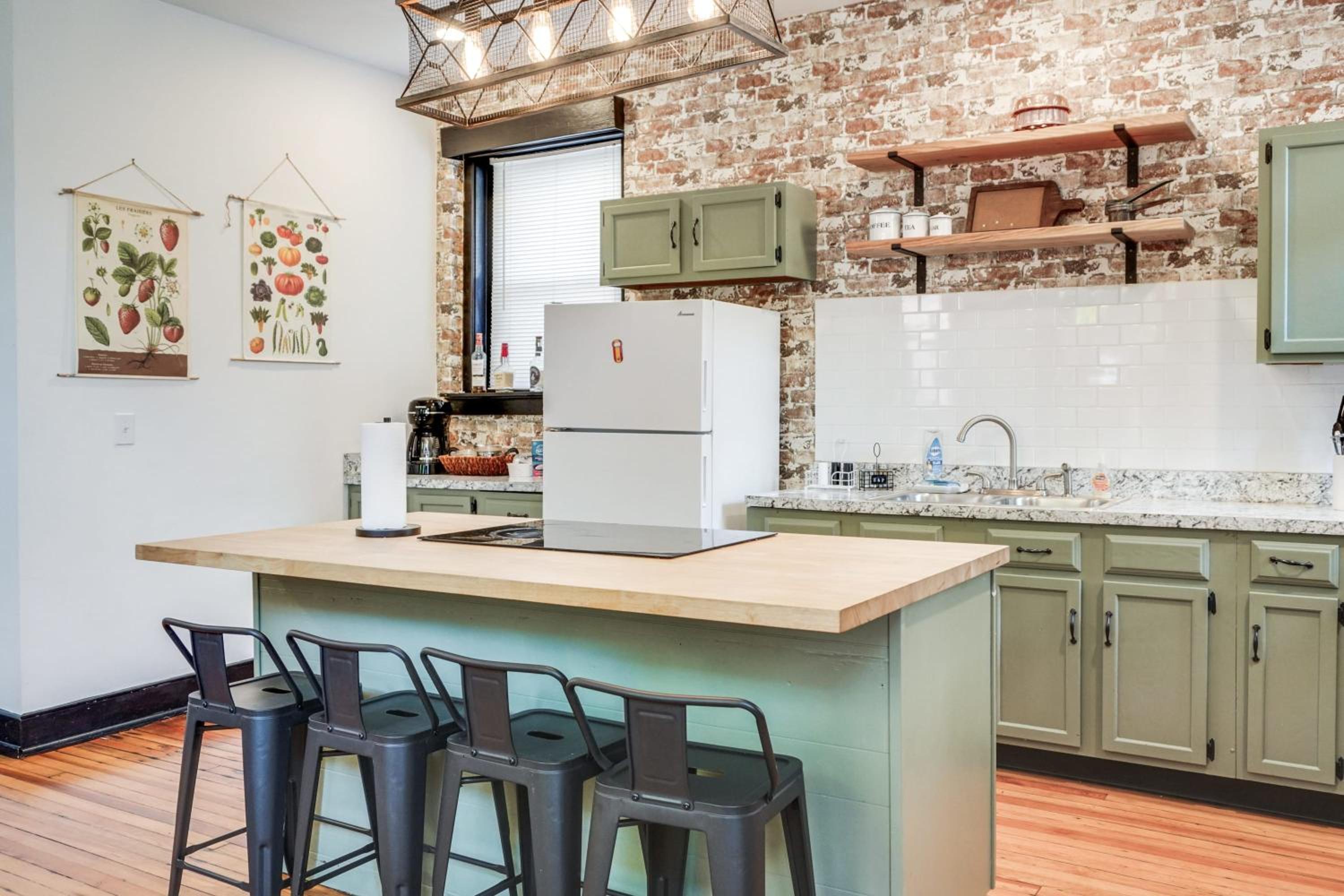 Cozy Home near Downtown - Close to Nulu - Sleeps 6 view 5