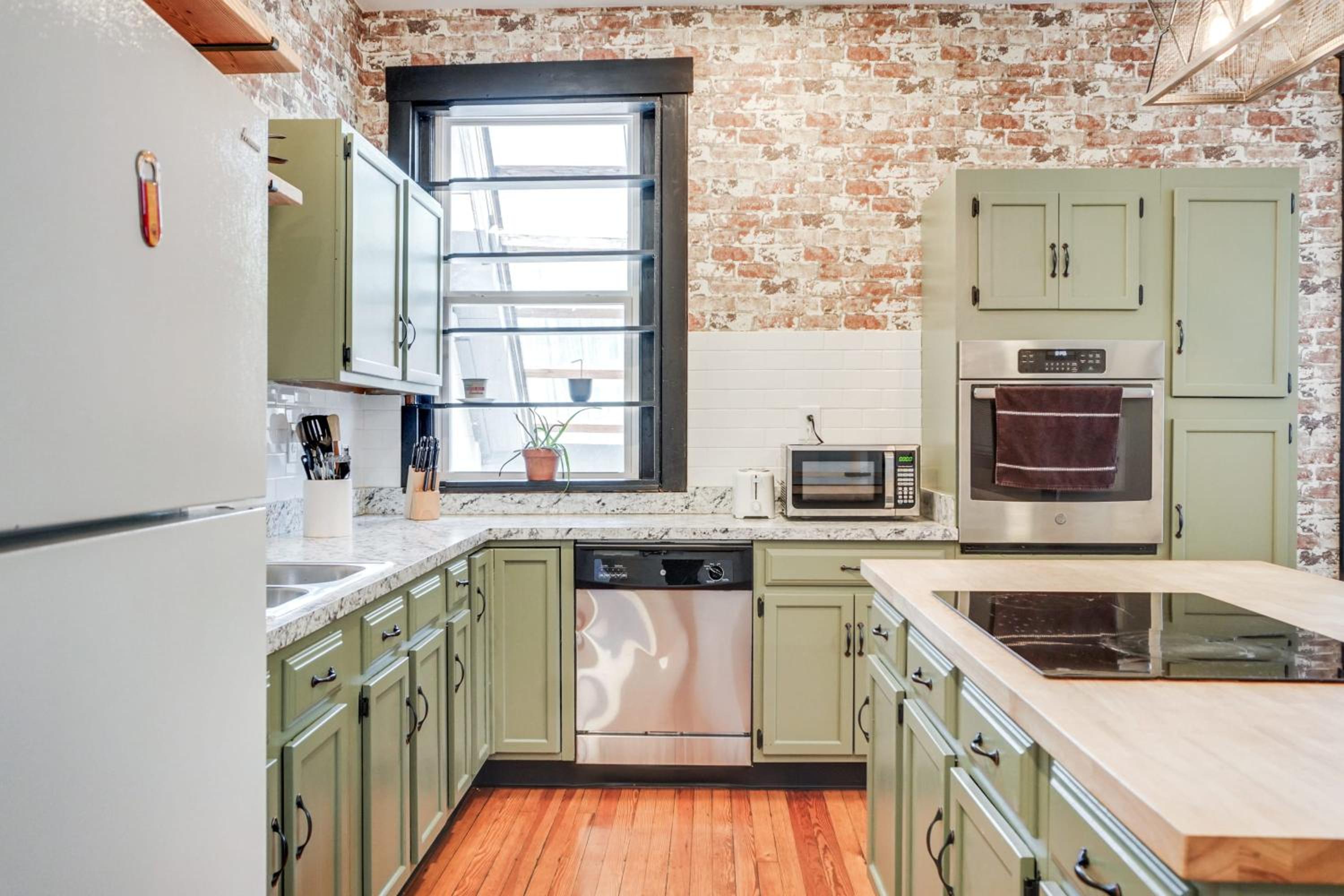 Cozy Home near Downtown - Close to Nulu - Sleeps 6 view 4