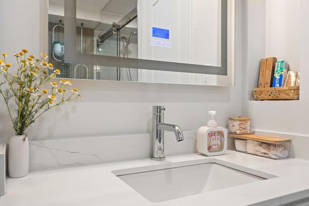 fully Yours, Brand New Basement, private entrance