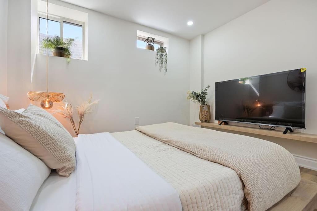 fully Yours, Brand New Basement, private entrance