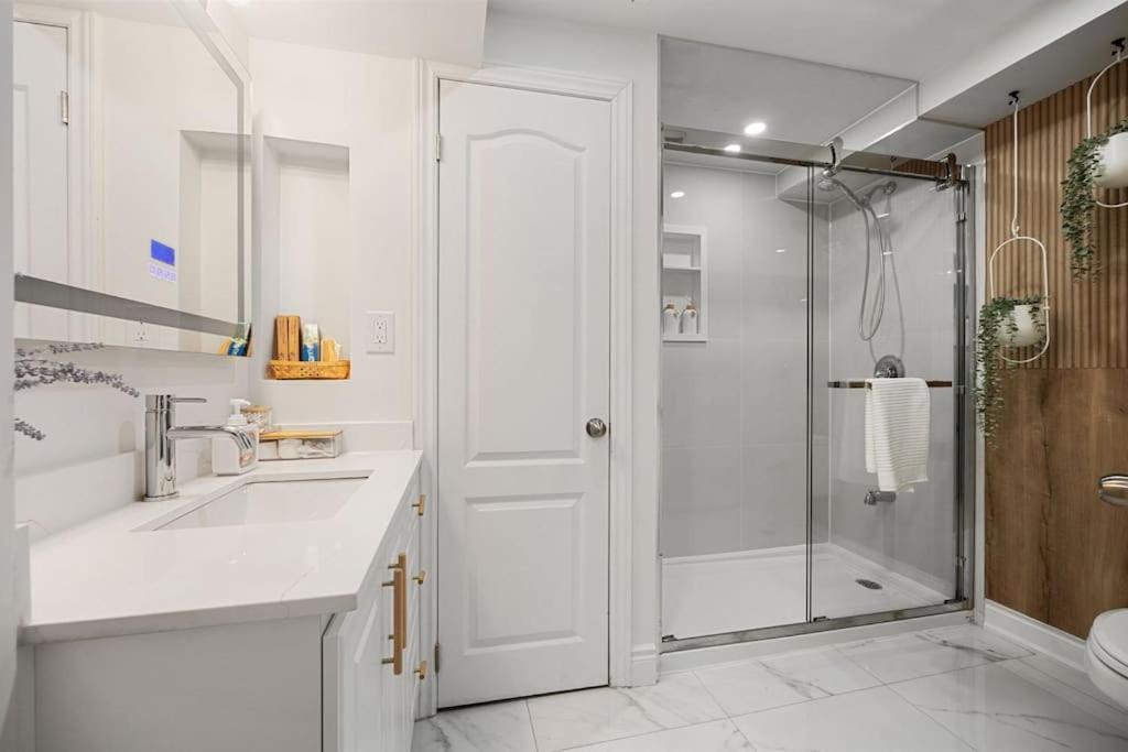 fully Yours, Brand New Basement, private entrance