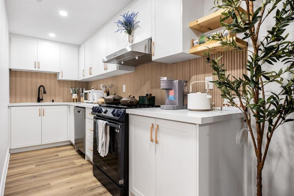 fully Yours, Brand New Basement, private entrance