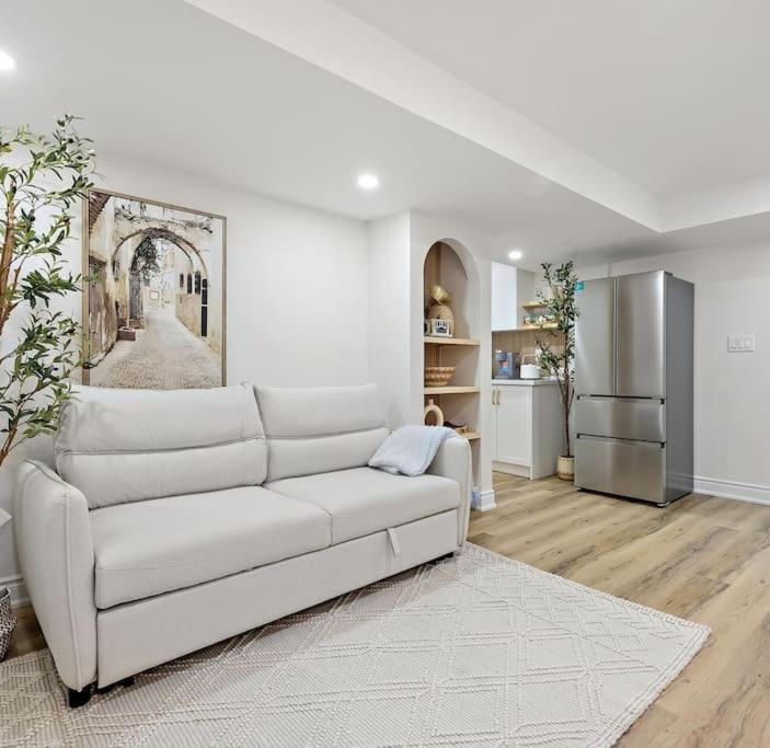 fully Yours, Brand New Basement, private entrance