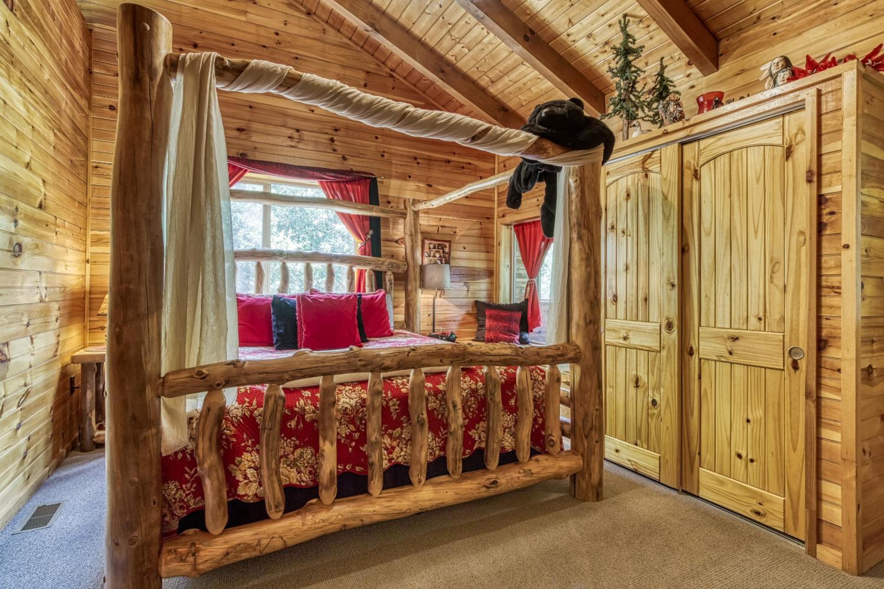 Bear Elegance - Theater Room, Secluded, Heart Shaped Tub!!!