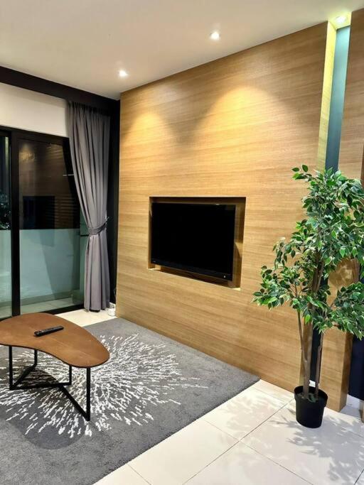 Suasana Suites condo with pool opposite Citysquare