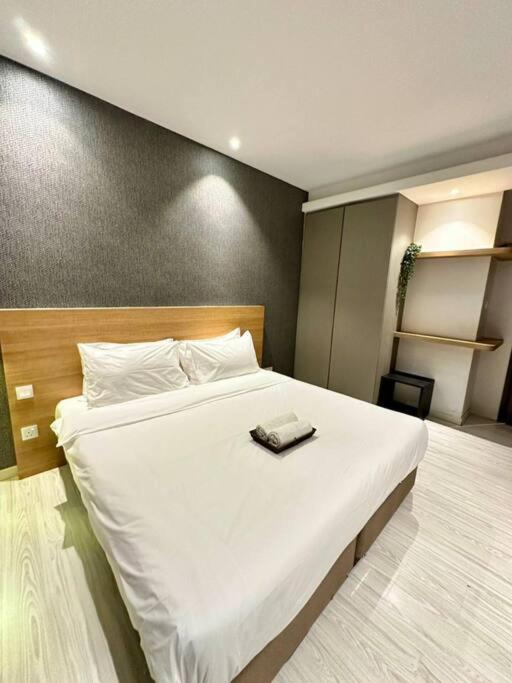 Suasana Suites condo with pool opposite Citysquare