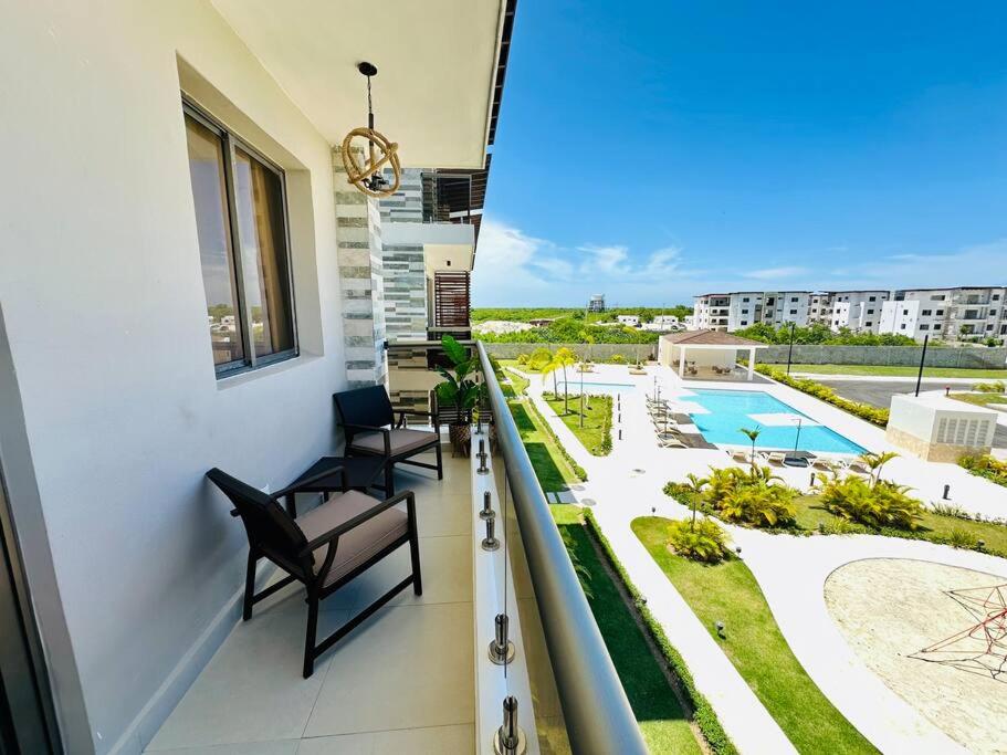 Lovely 2 Bed 2 Bath with Pool view 3