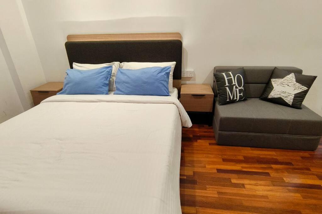 Jk CozyStay 02 3BedR2BathR 10Pax 2ShadedCarparks photo 7