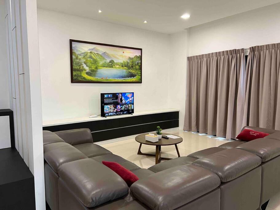 Jk CozyStay 10Pax 300Mbps 3BedR 2BathR 2ShadedCarpark photo 1