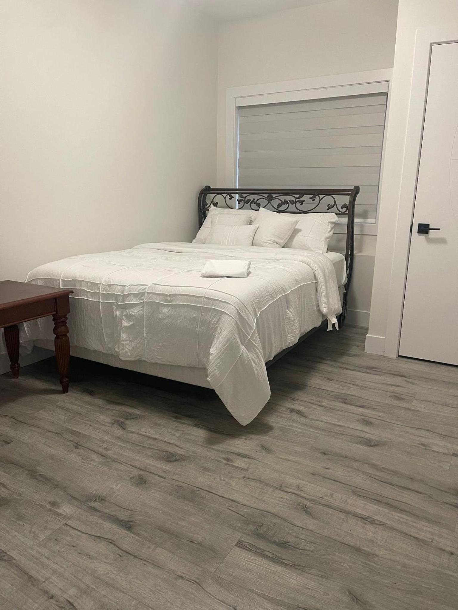 Brand-new three bedroom guest suite in the desirable neighbourhood