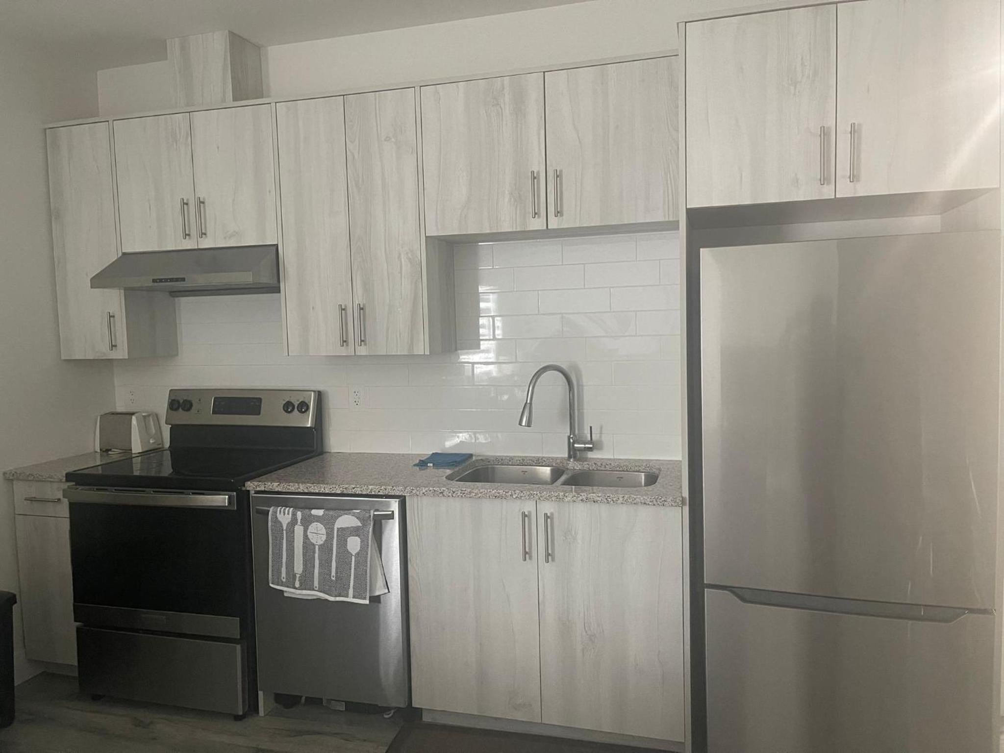 Brand-new three bedroom guest suite in the desirable neighbourhood