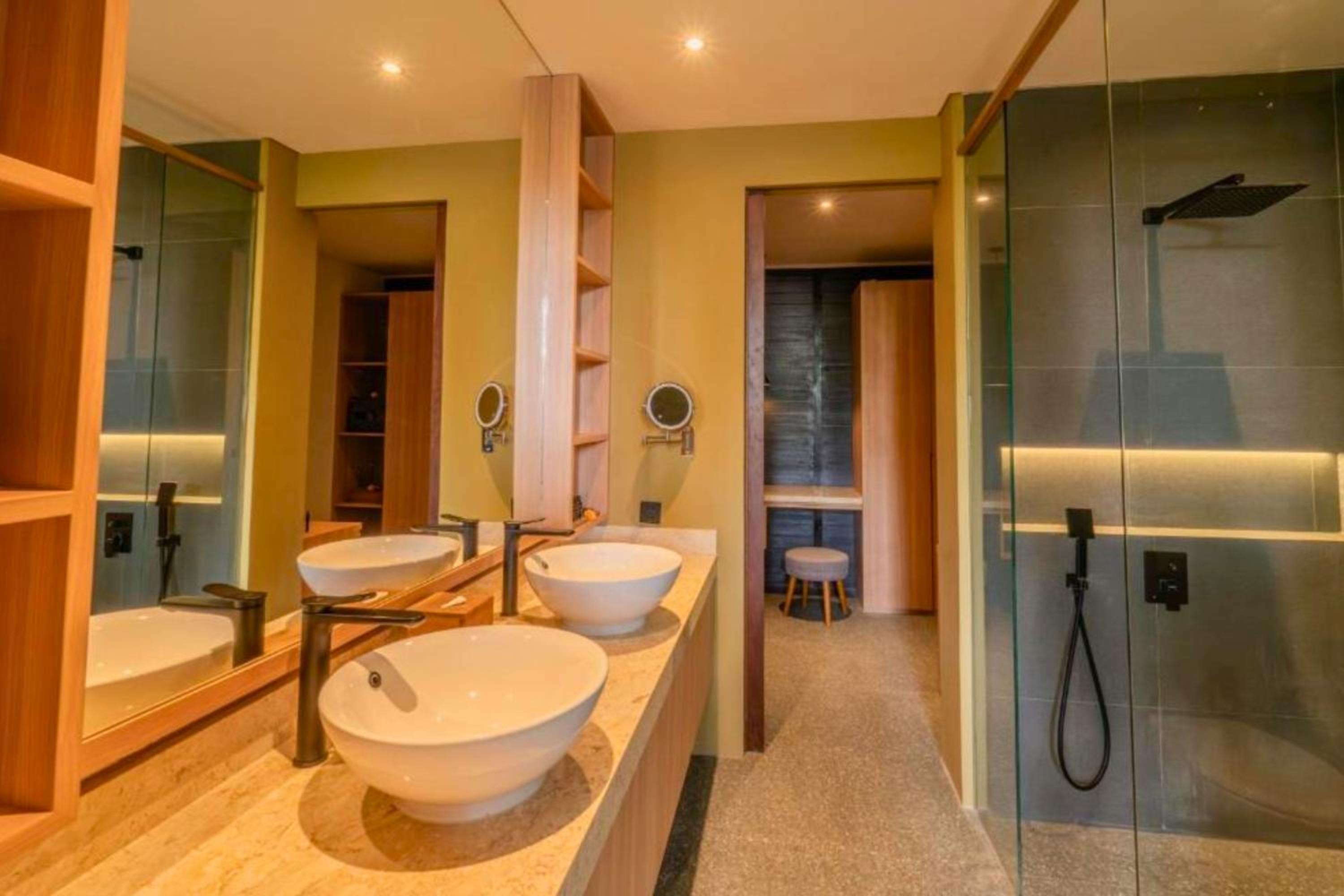 Kairav 1 BR suite Twin River View ZN162 view 2