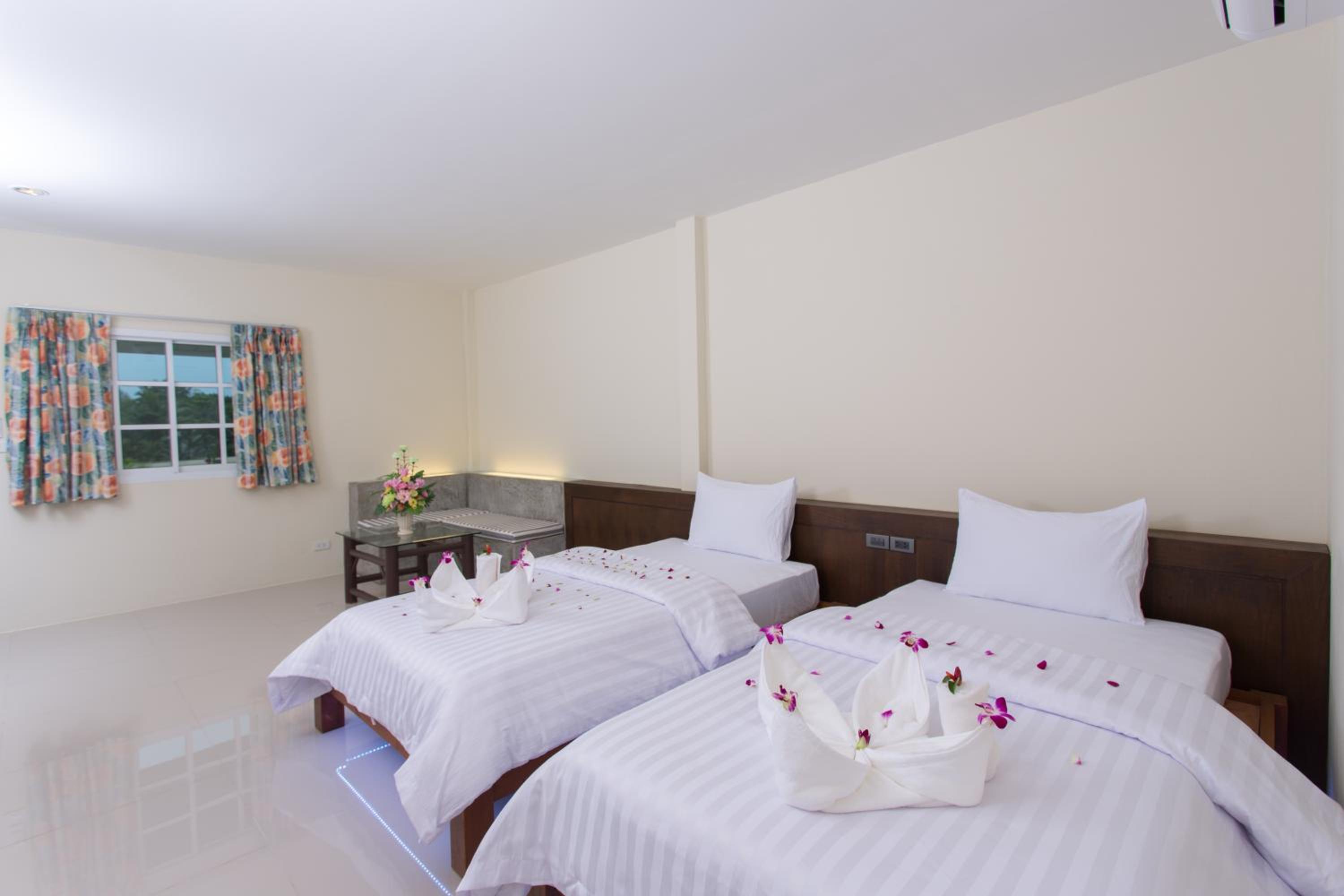 Suksompong Resort
