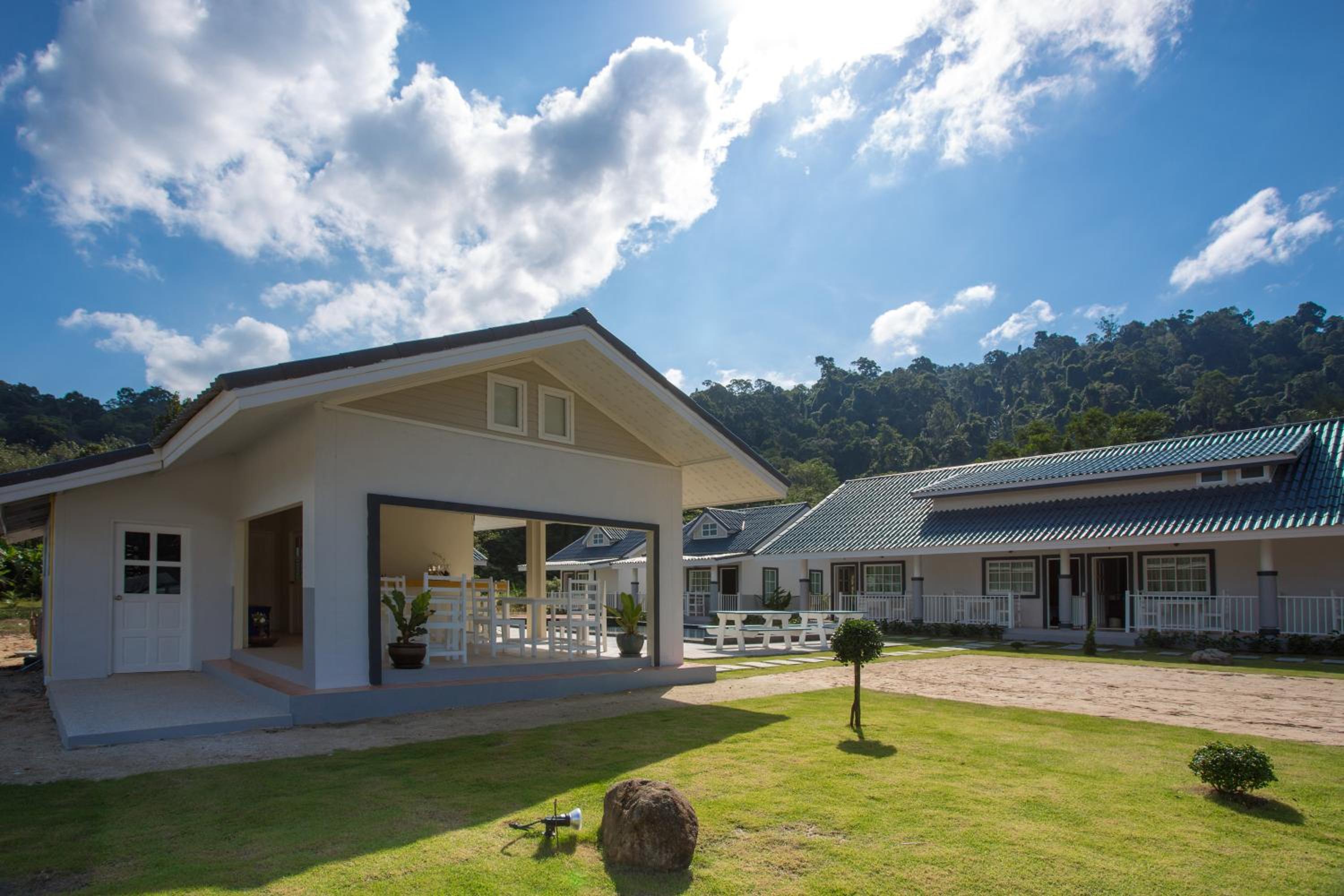 Suksompong Resort