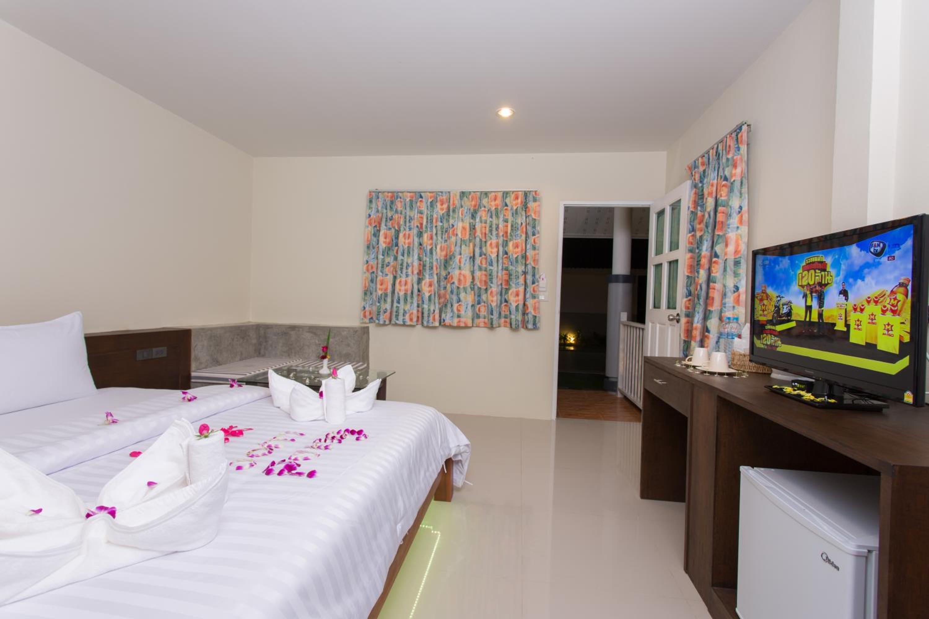 Suksompong Resort