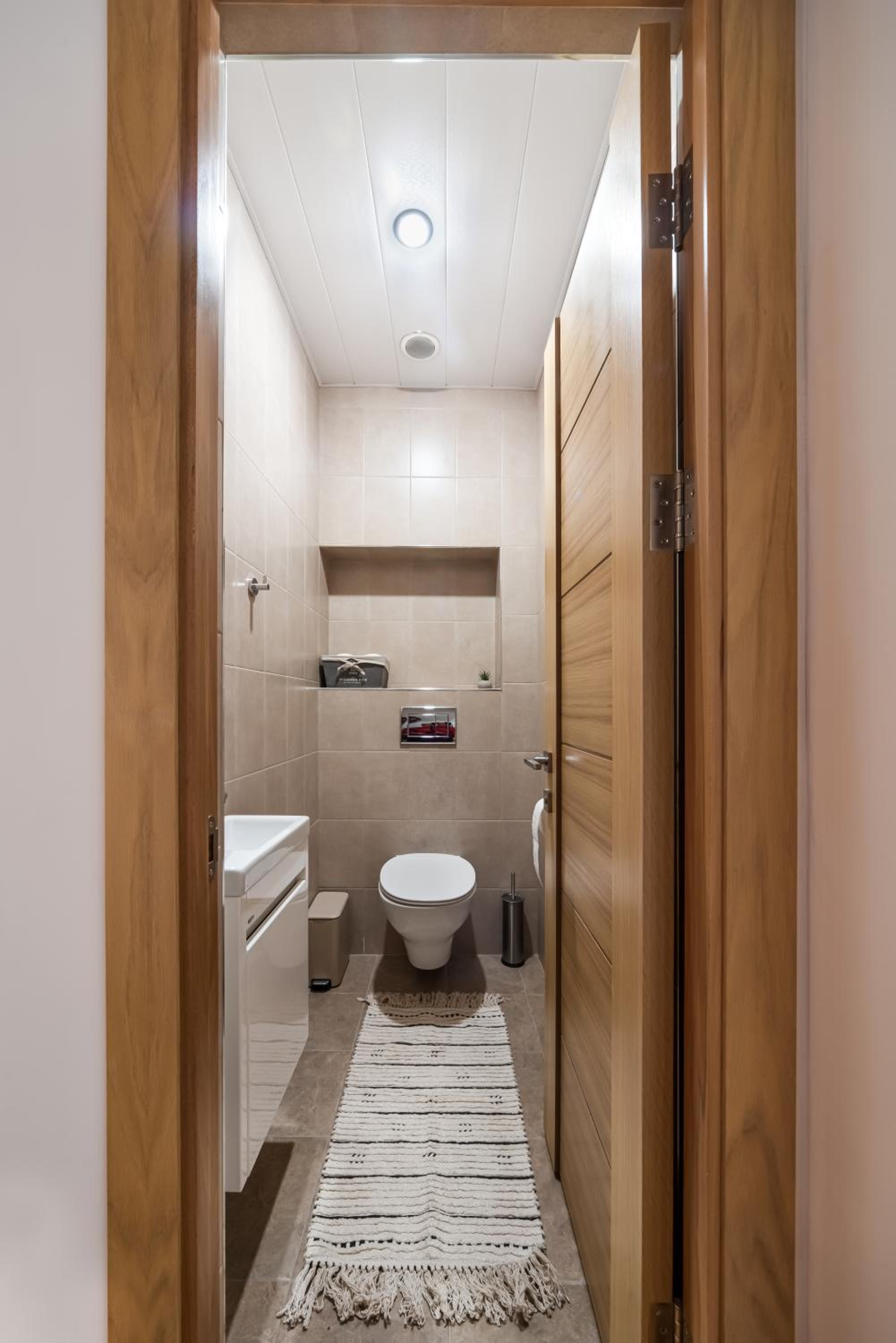Neva Apartment by Downtown Inn
