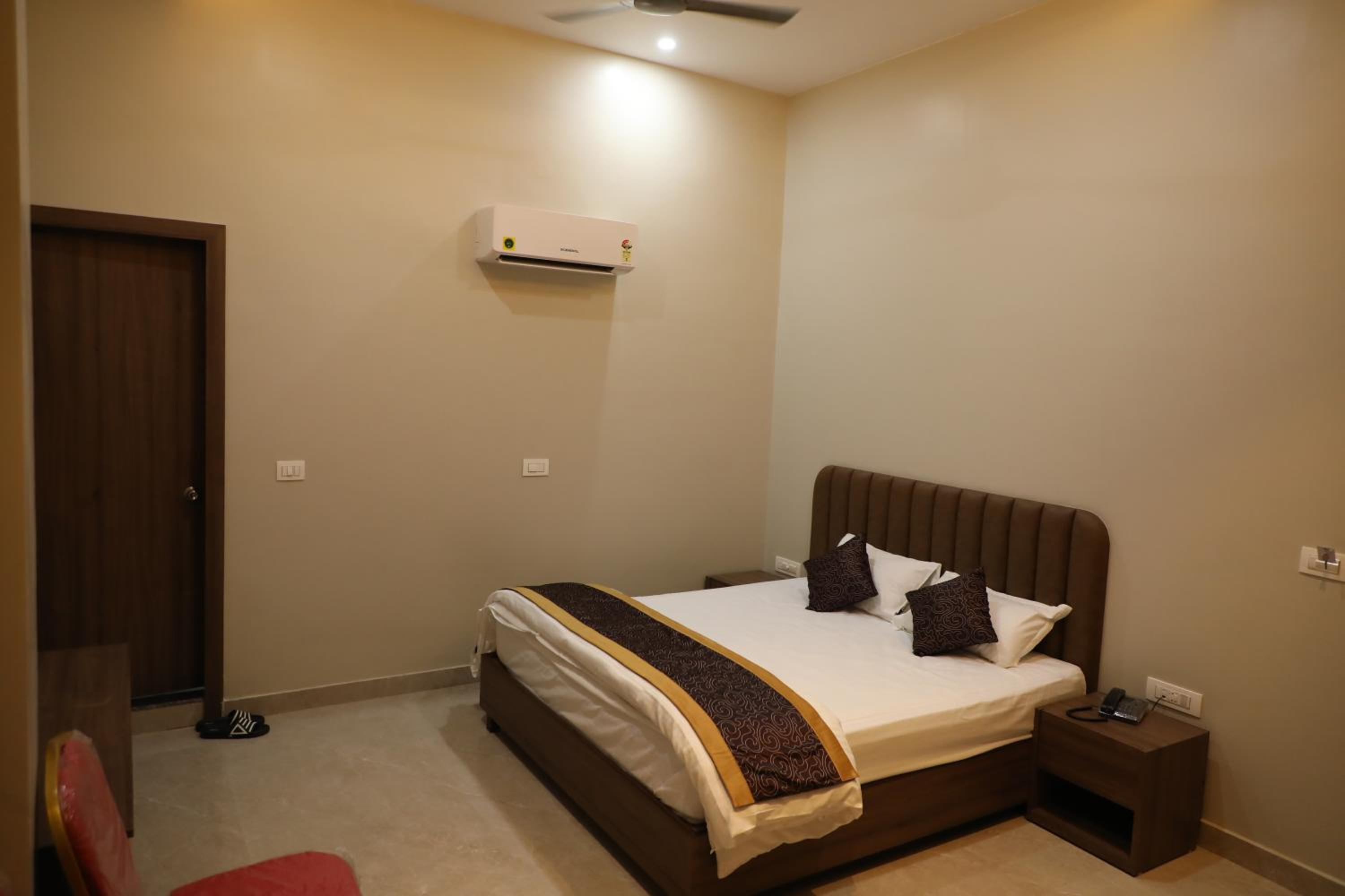 The DIAMOND HOTEL& BANQUET